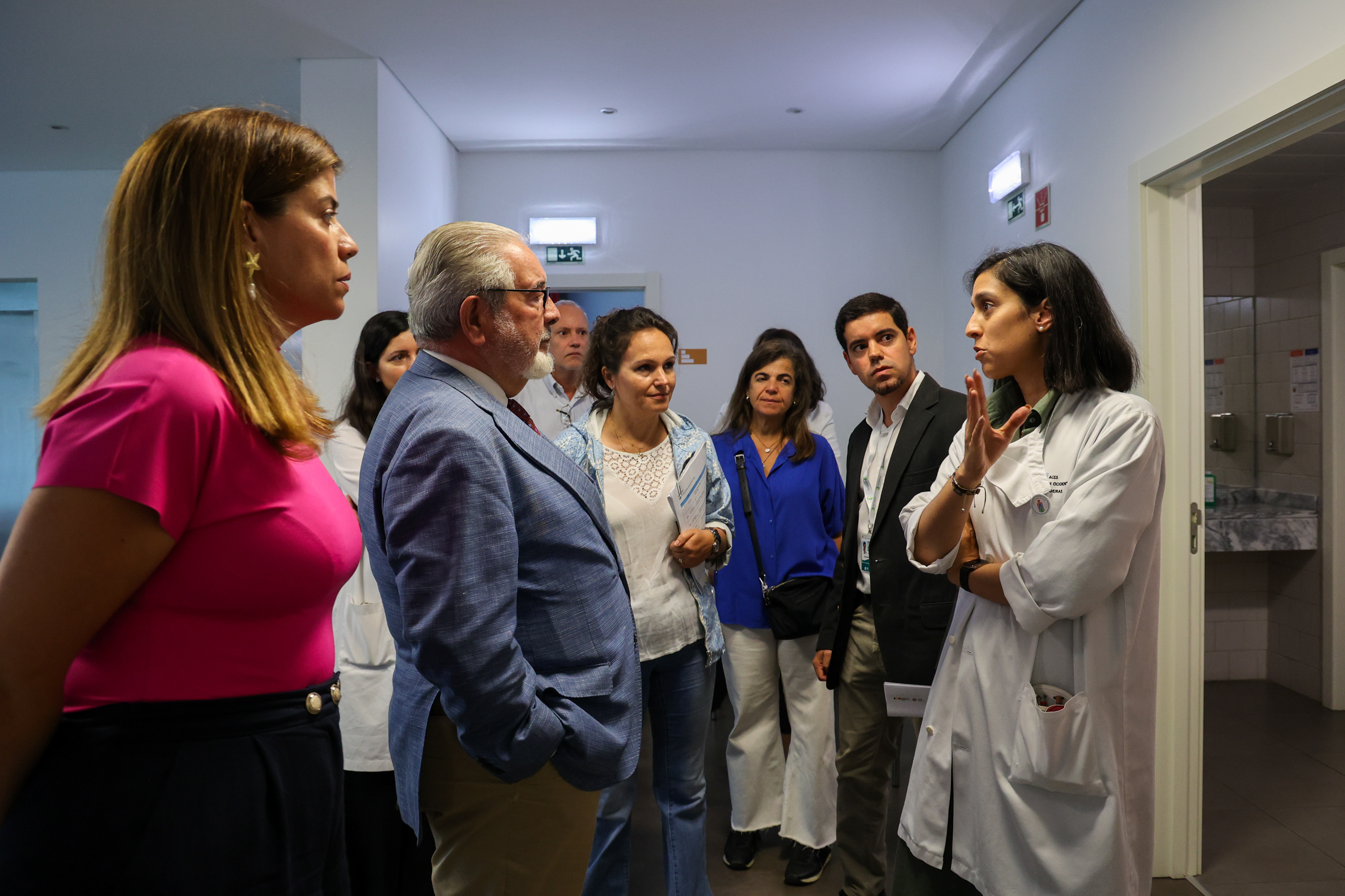 Presidente e Executivo Municipal a falar com medicos numa unidade de saúde