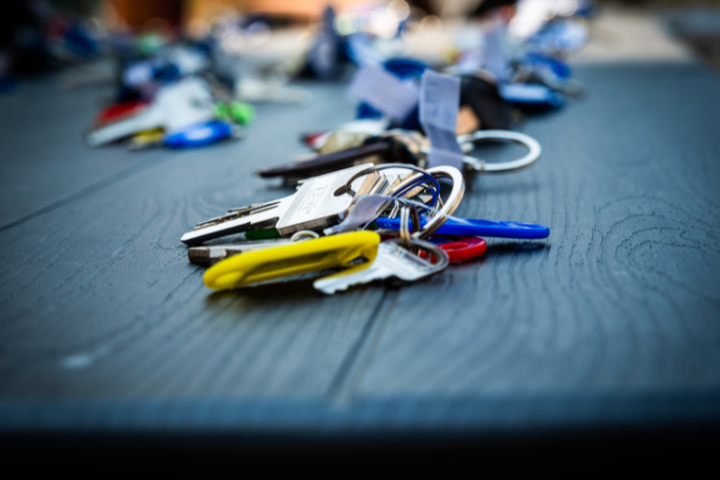 um conjunto de chaves em cima da mesa
