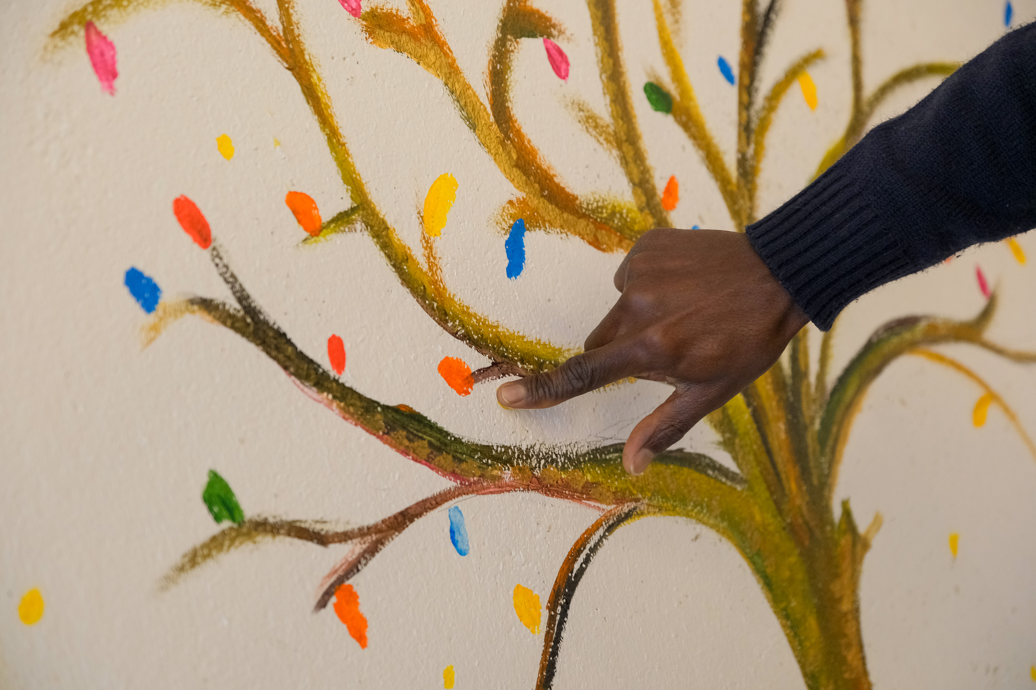 uma mão com o dedo a pintar um quadro