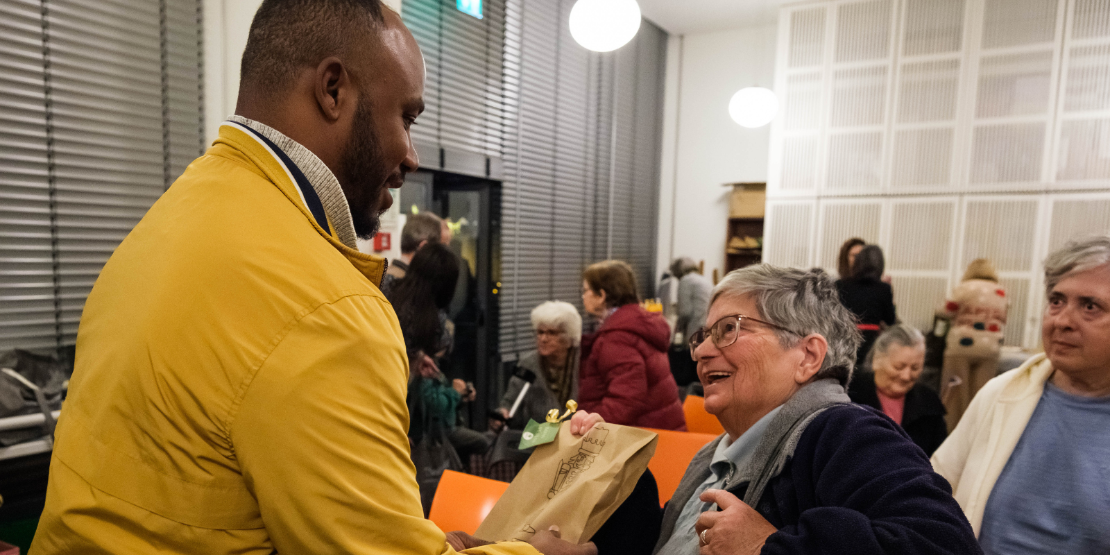 colaborador a entregar um presente a uma utente