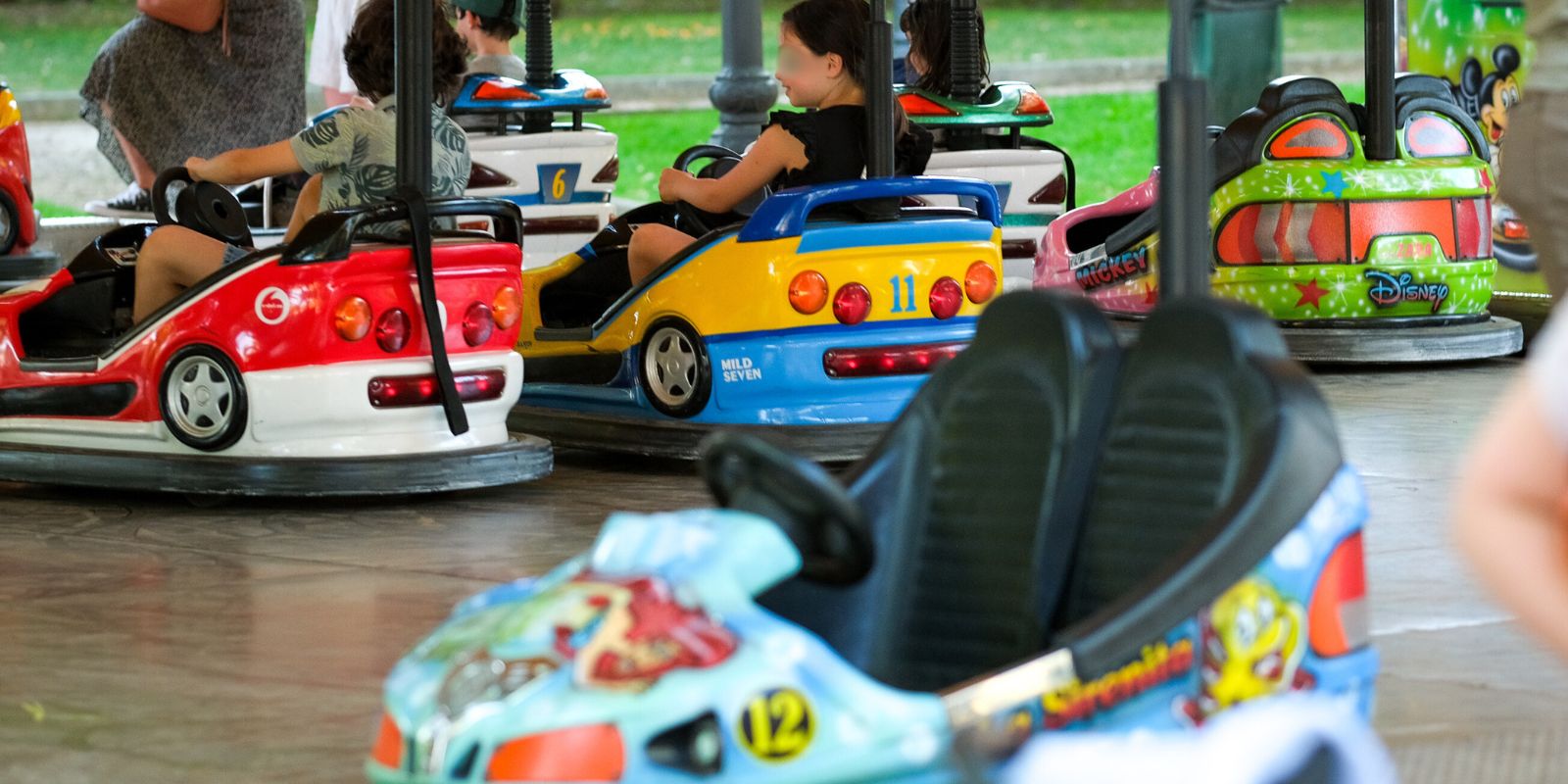 pista de carrinhos de choque com crianças
