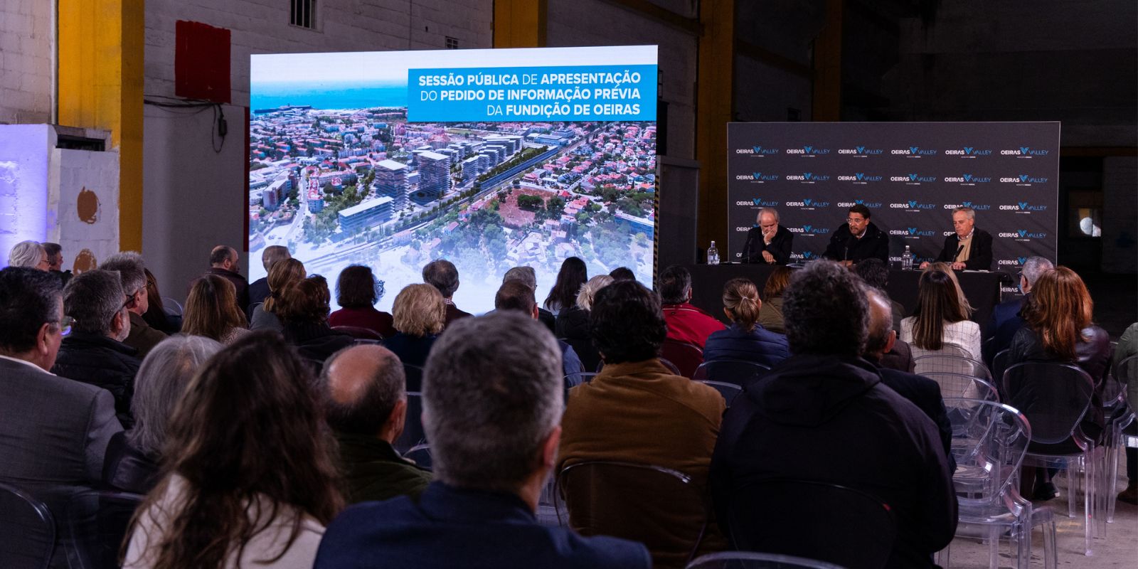 foto geral do espaço com intervenientes e participantes