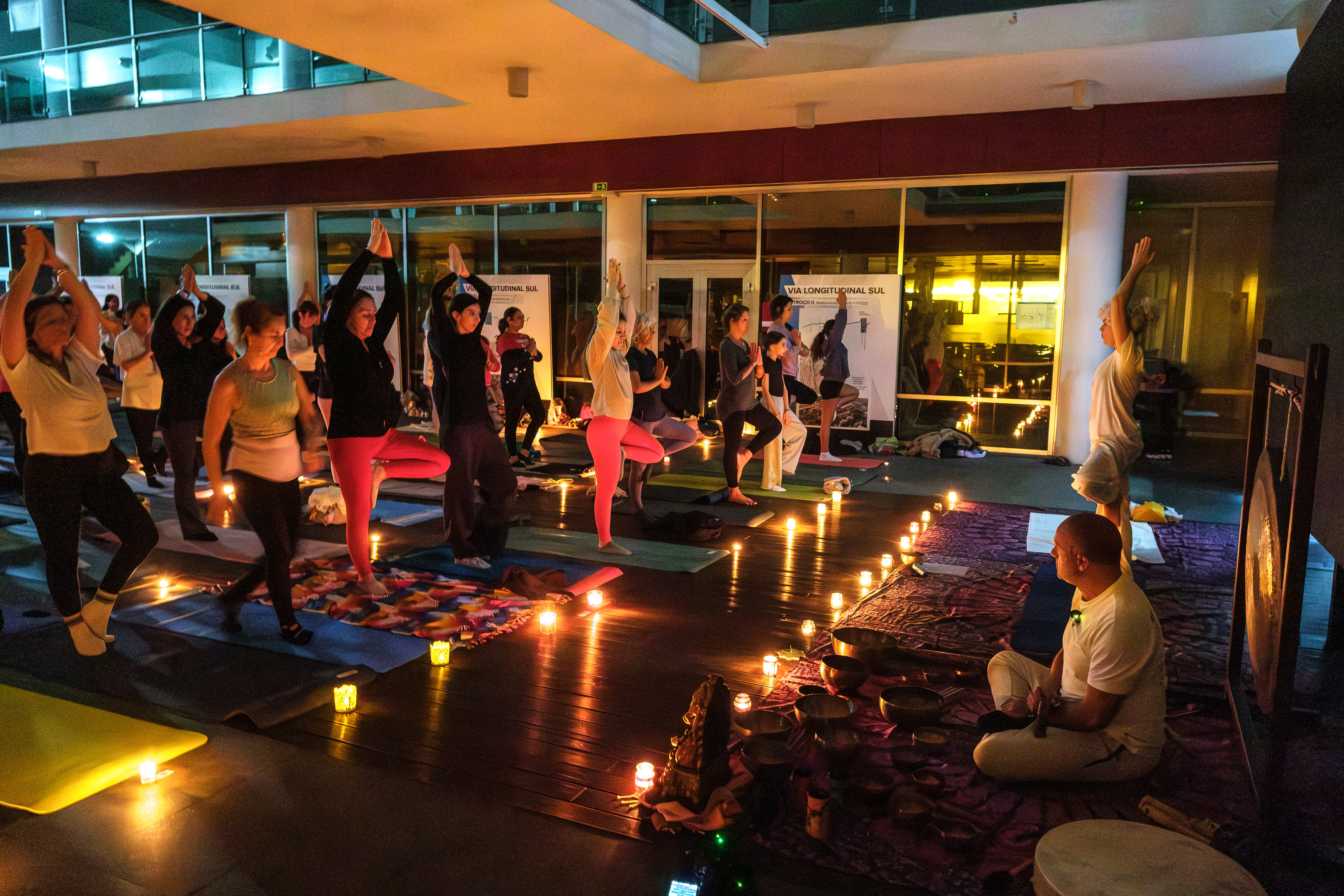 imagem da iniciativa com participantes da sessão de yoga