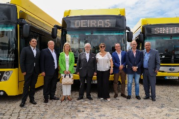 Presidente da Câmara de Oeiras em frente a um dos novos autocarros elétricos da Carris Metropolitana.