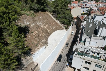 Fotografia aérea do muro de contenção da Rua Sacadura Cabral