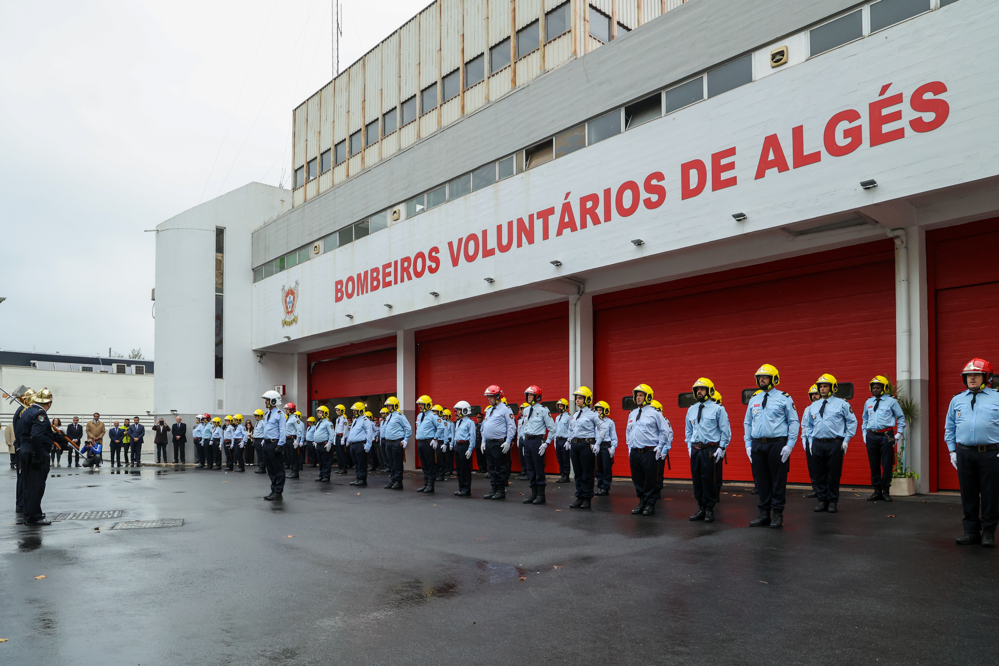 Bombeiros Voluntários de Algés perfilados junto ao quartel 