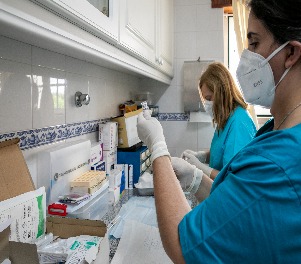 enfermeiras a preparar dose de vacina