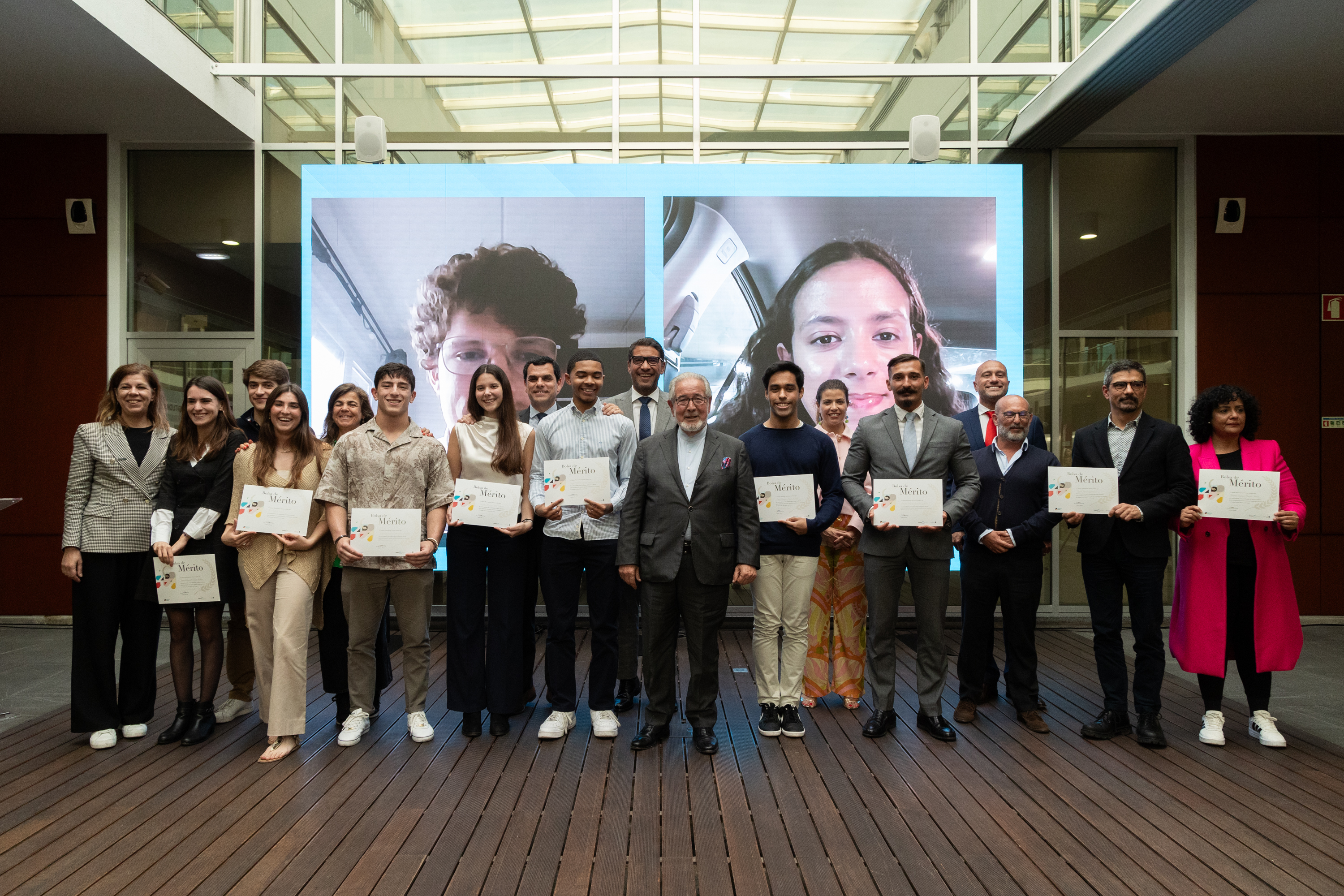 Presidente, Executivo Municipal e jovens distinguidos na cerimónia de entrega de bolsas de mérito