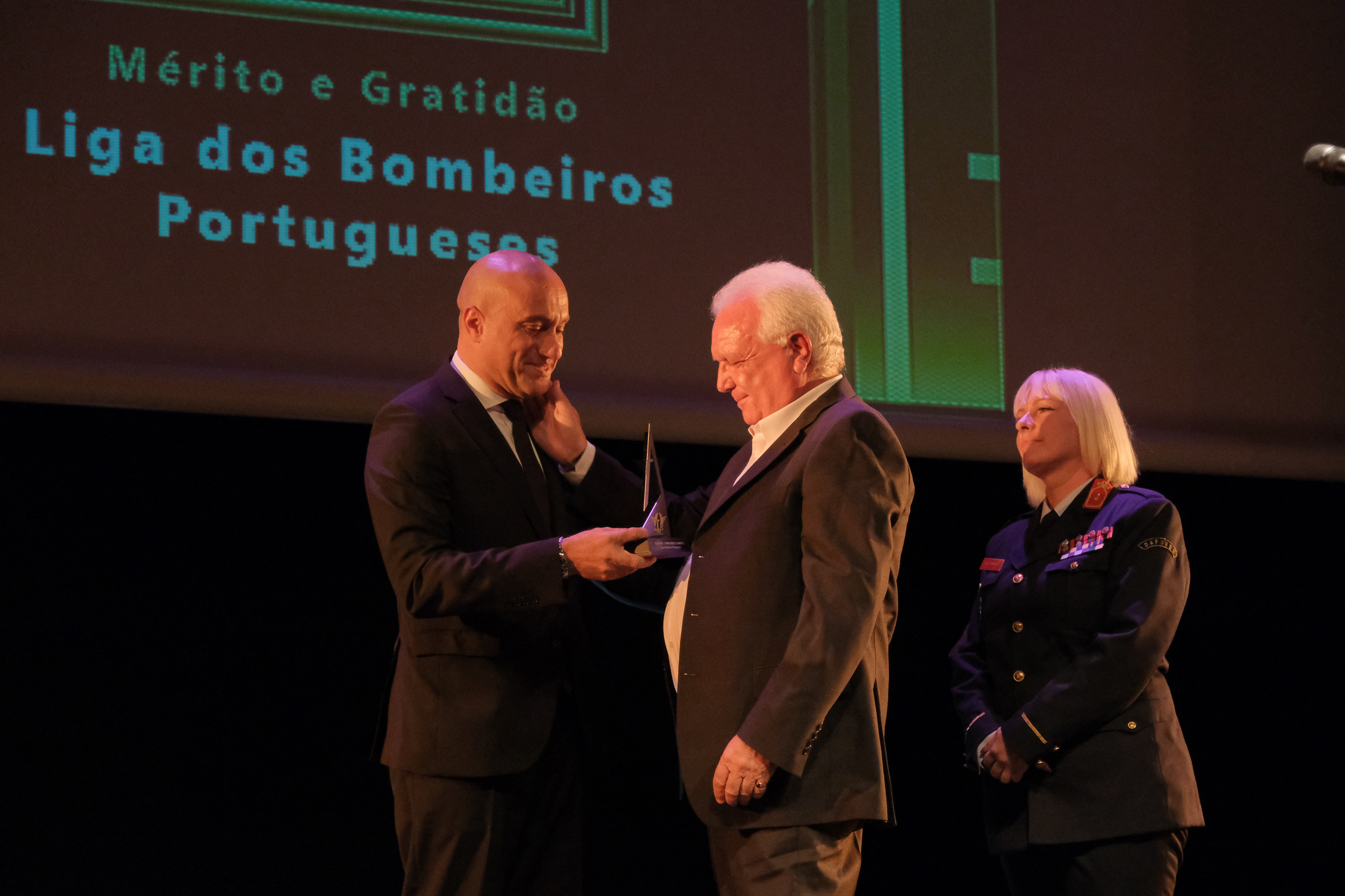 Vereador Armando Cardoso Soares entrega prémio a Carlos Jaime