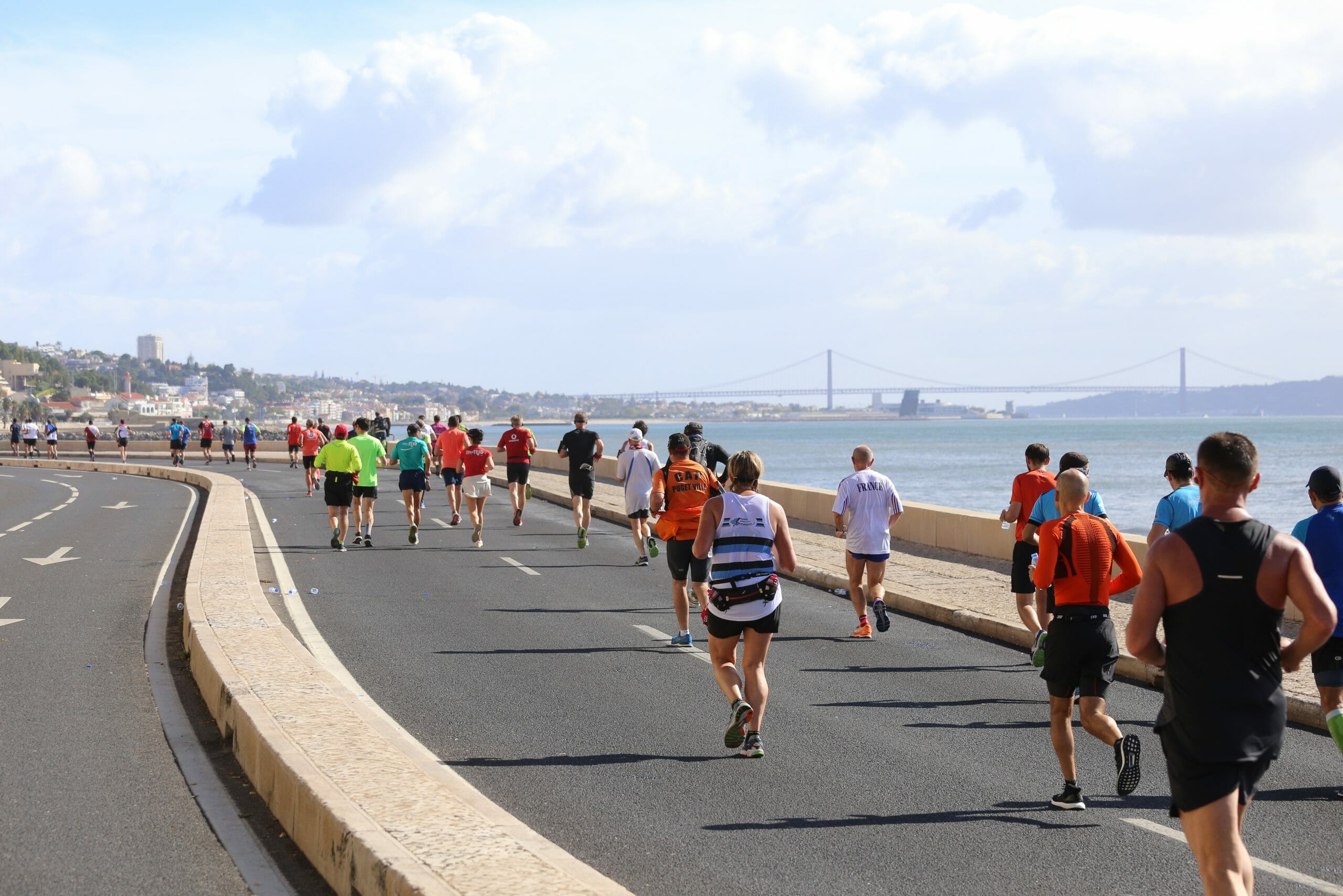 Atletas a correr na Avenida Marginal no âmbito da Meia Maratona de Lisboa