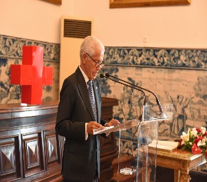 António Saraiva a discursar na tomada de posse da Presidência da Cruz Vermelha Portuguesa