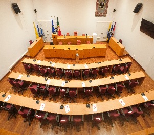 interior da sala da Assembleia Municipal na Biblioteca de Oeiras