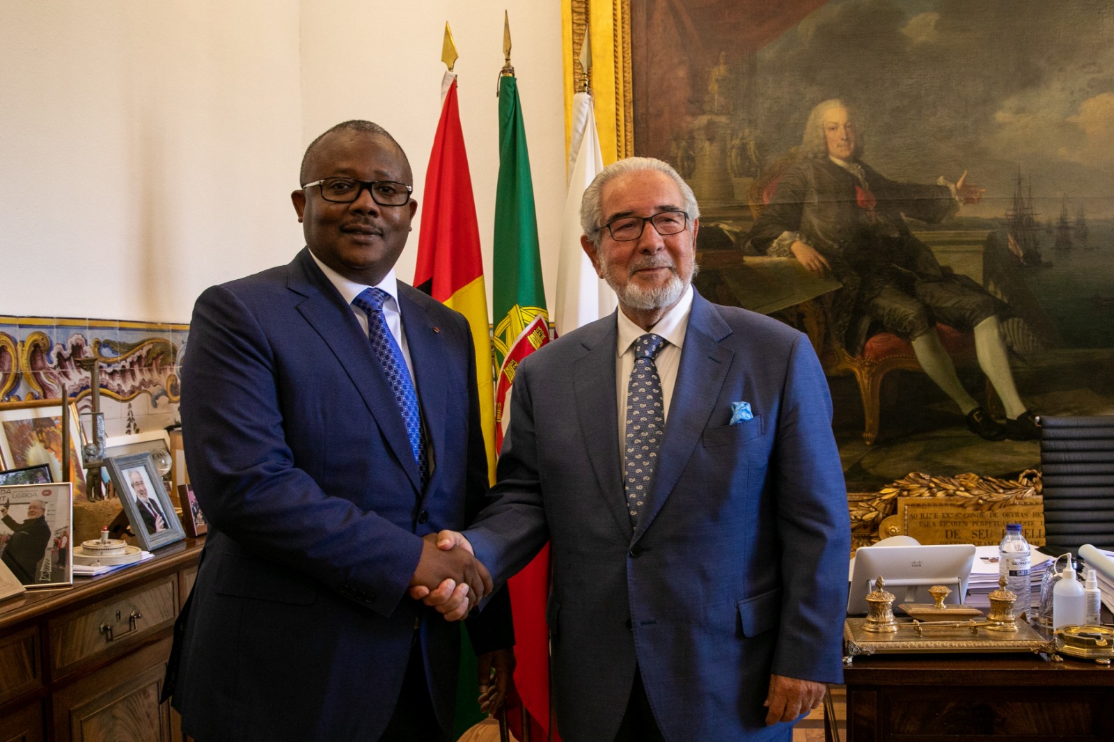 Aperto de mão entre Presidente da Câmara Isaltino Morais e Presidente da República da Guiné-Bissau, Umaro Sissoco Embaló