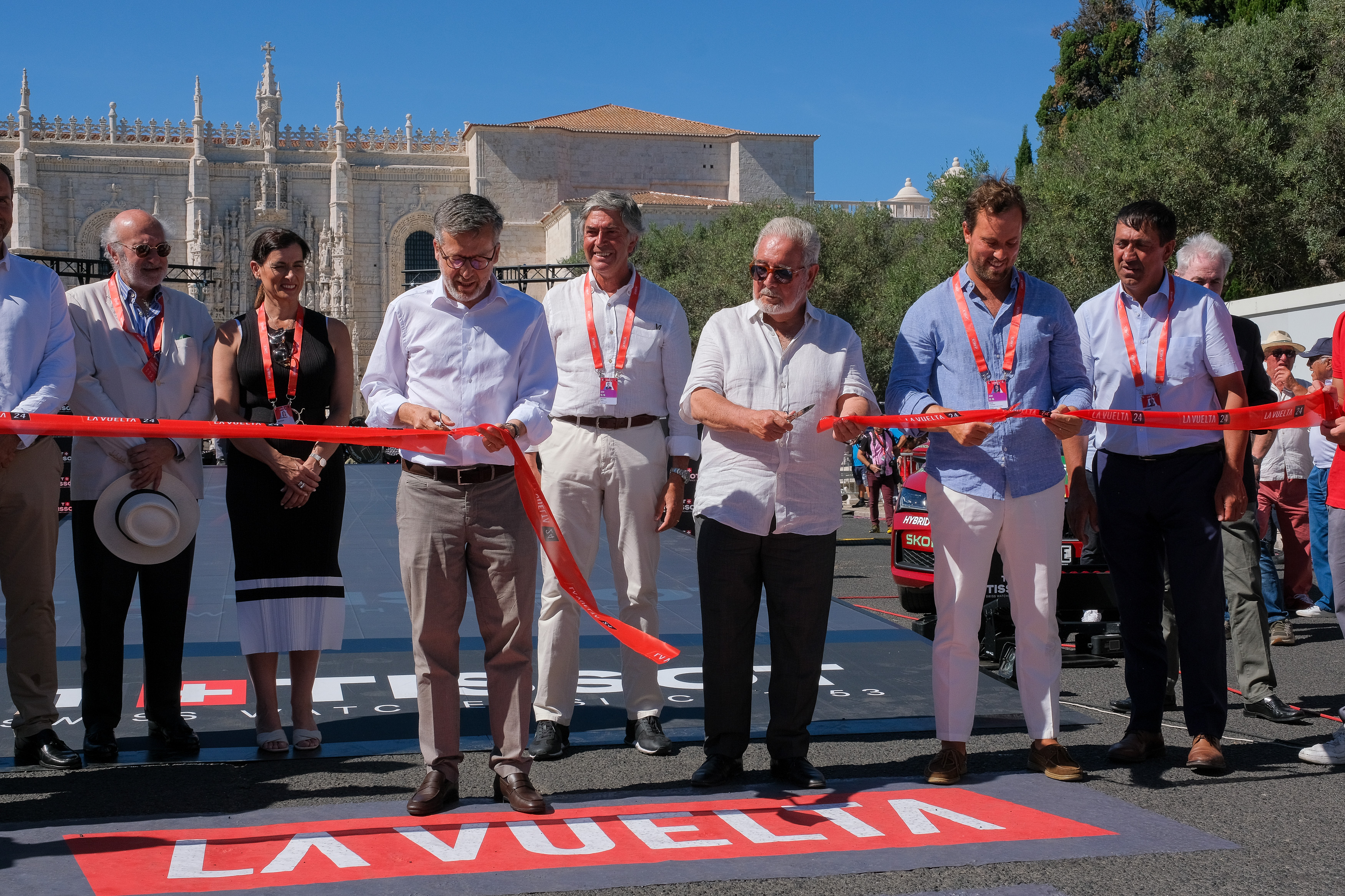 Fotografia do PCMO e o PCML a cortarem a fita para dar início ao evento La Vuelta