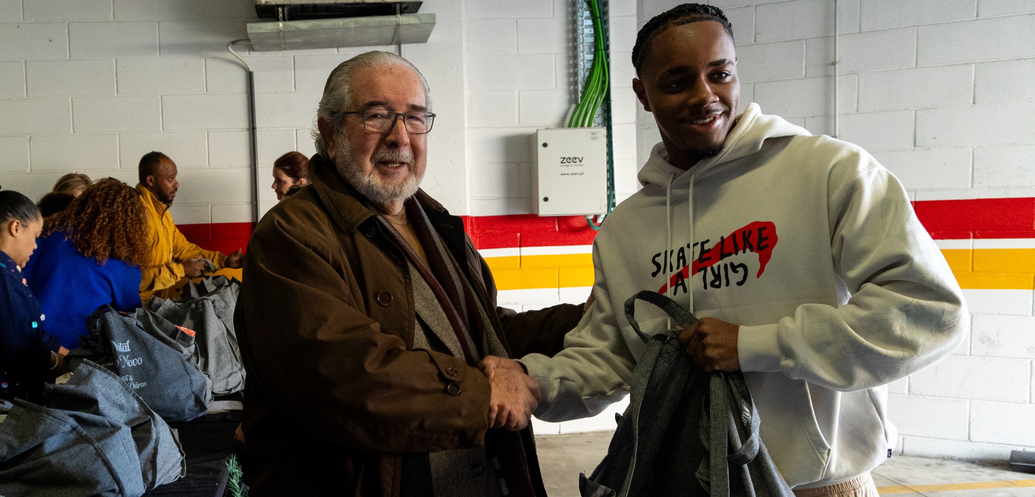 fotografia de presidente a entregar cabaz