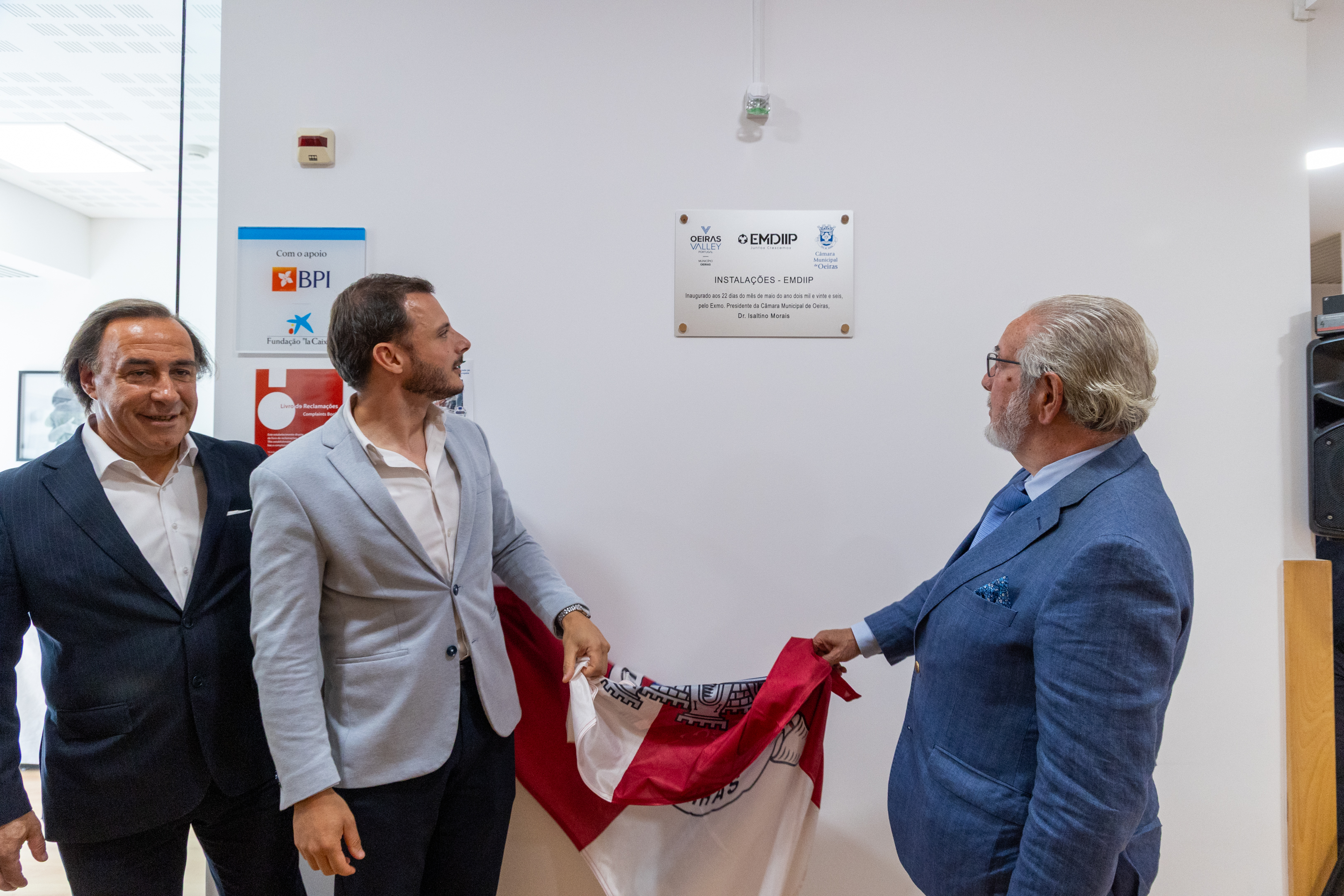 fotografia do presidente a inaugurar a placa