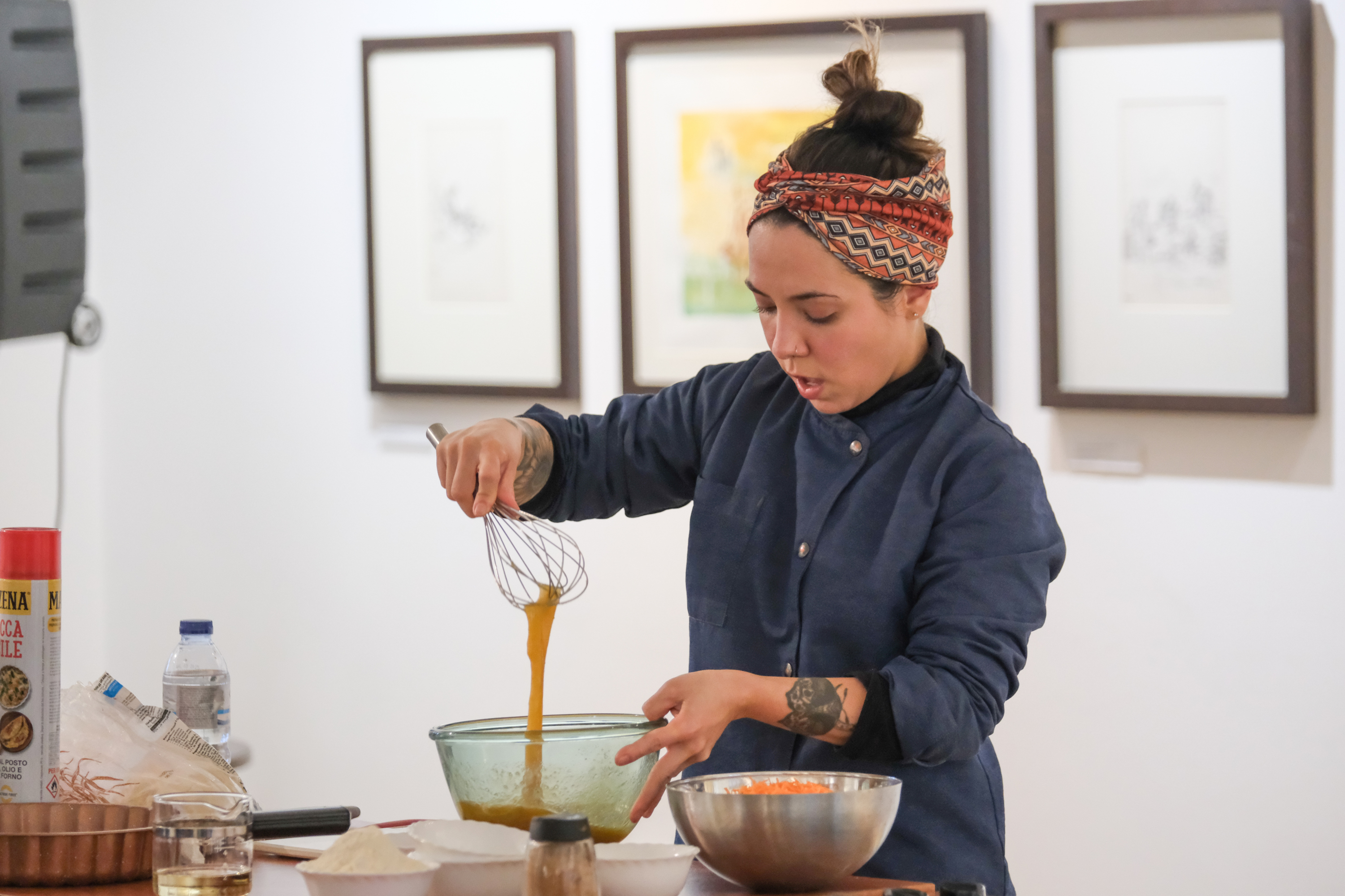 fotografia de pessoa a cozinhar um bolo