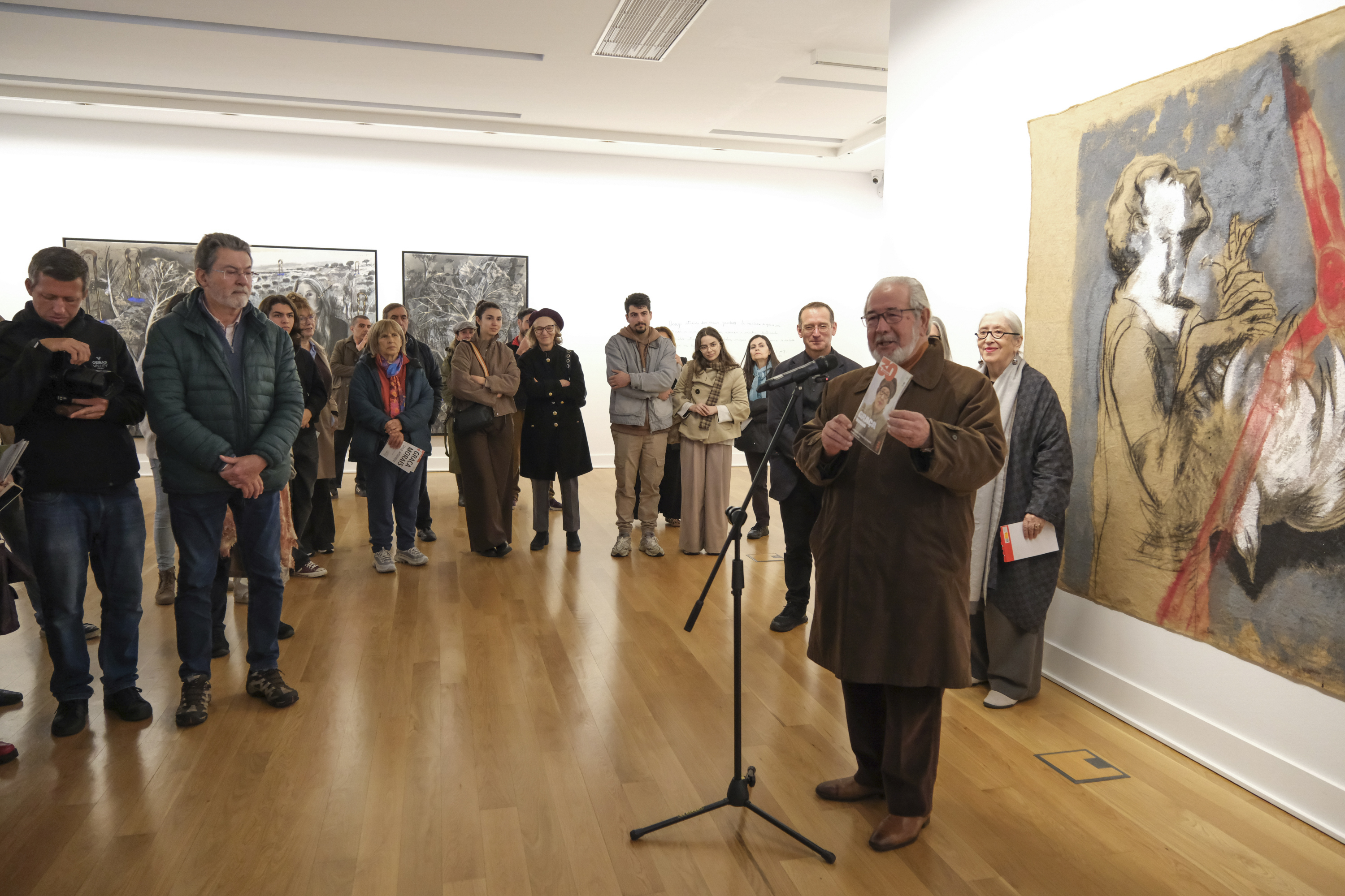 O Presidente Isaltino Morais a discursar com a revista 30 dias na mão que tem na portada a fotografia da artista Graça Morais
