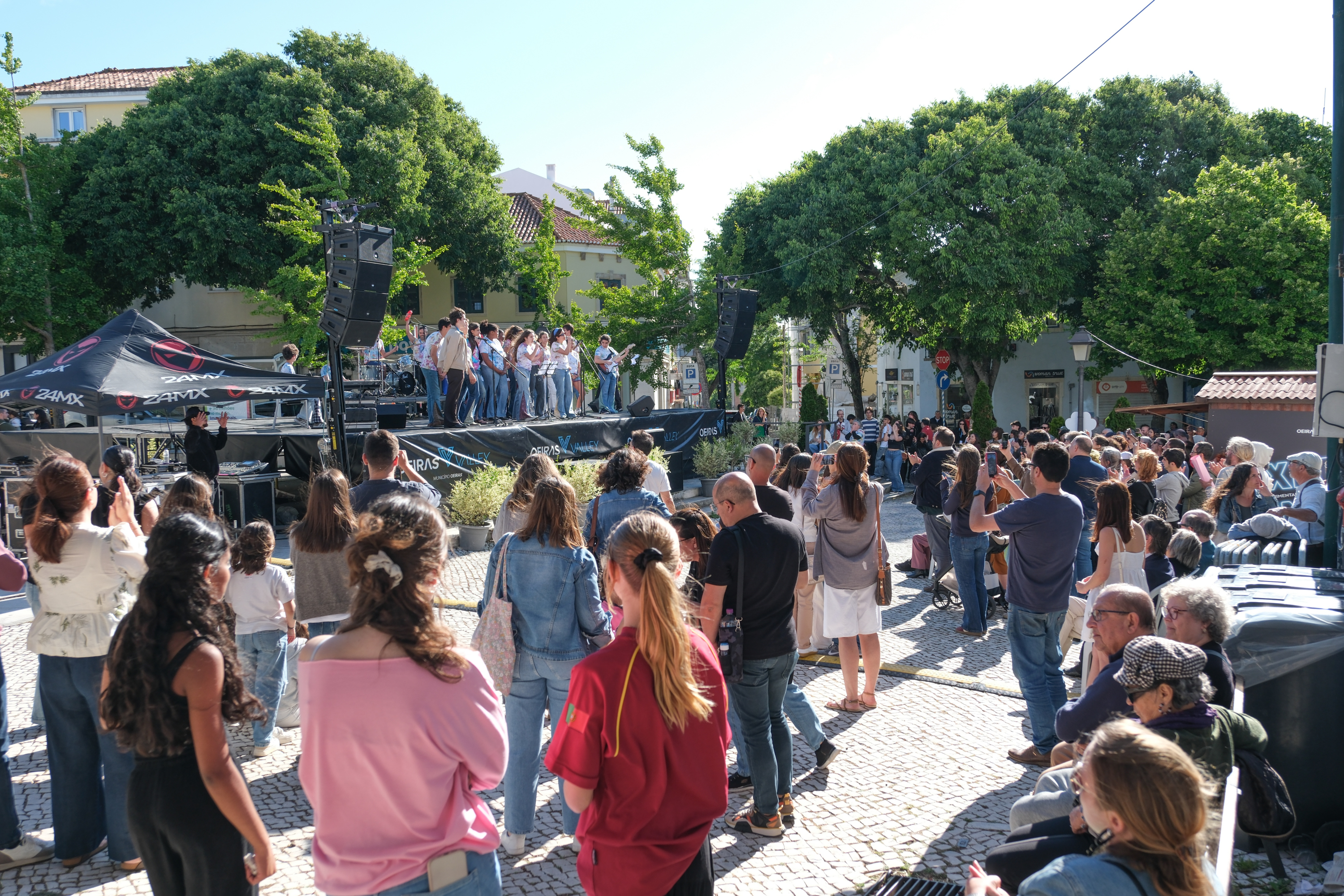 grupo de jovens a cantar no palco, no centro histórico de Oeiras