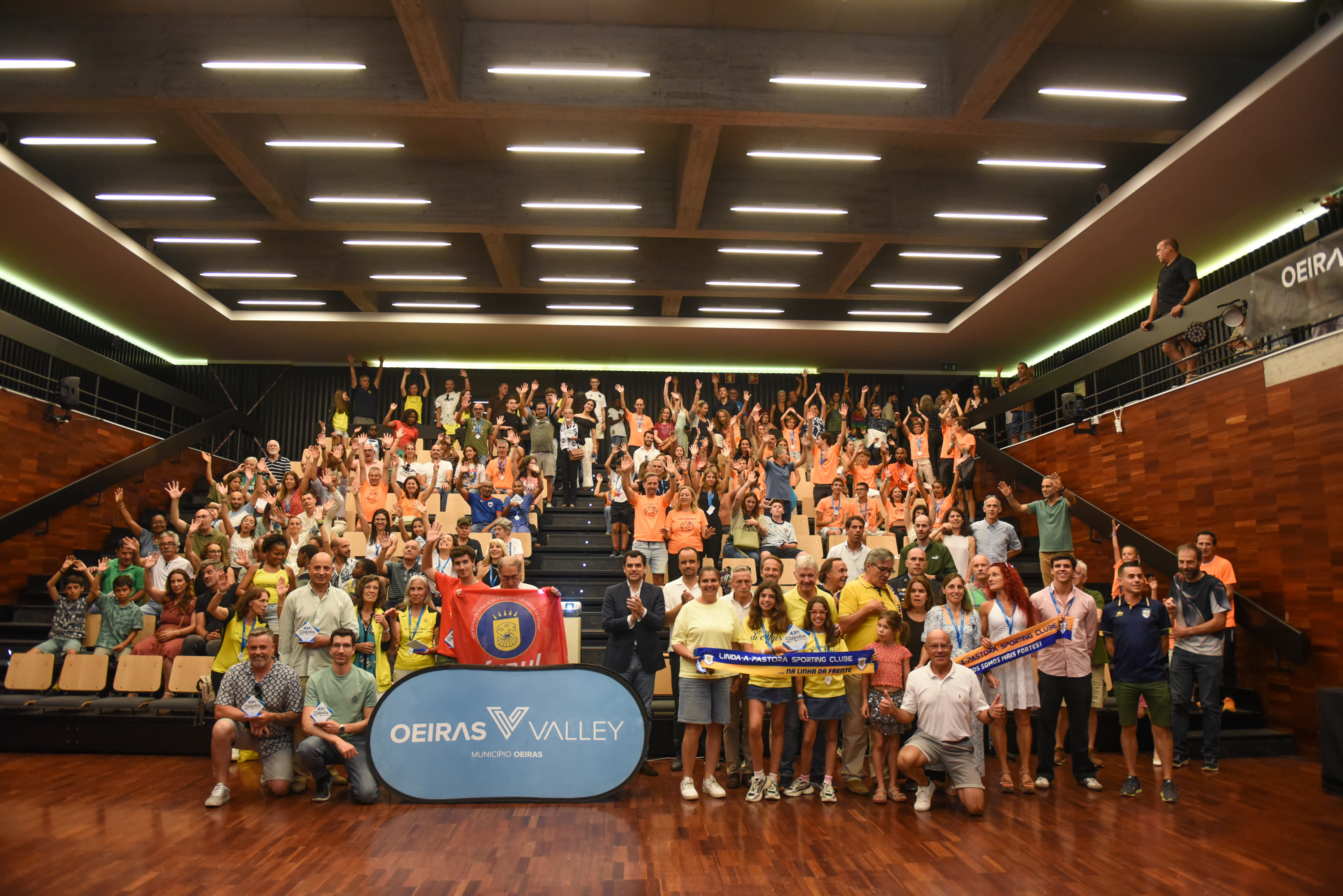 Plateia com os braços no ar no Auditório da Escola Secundária Luís de Freitas Branco