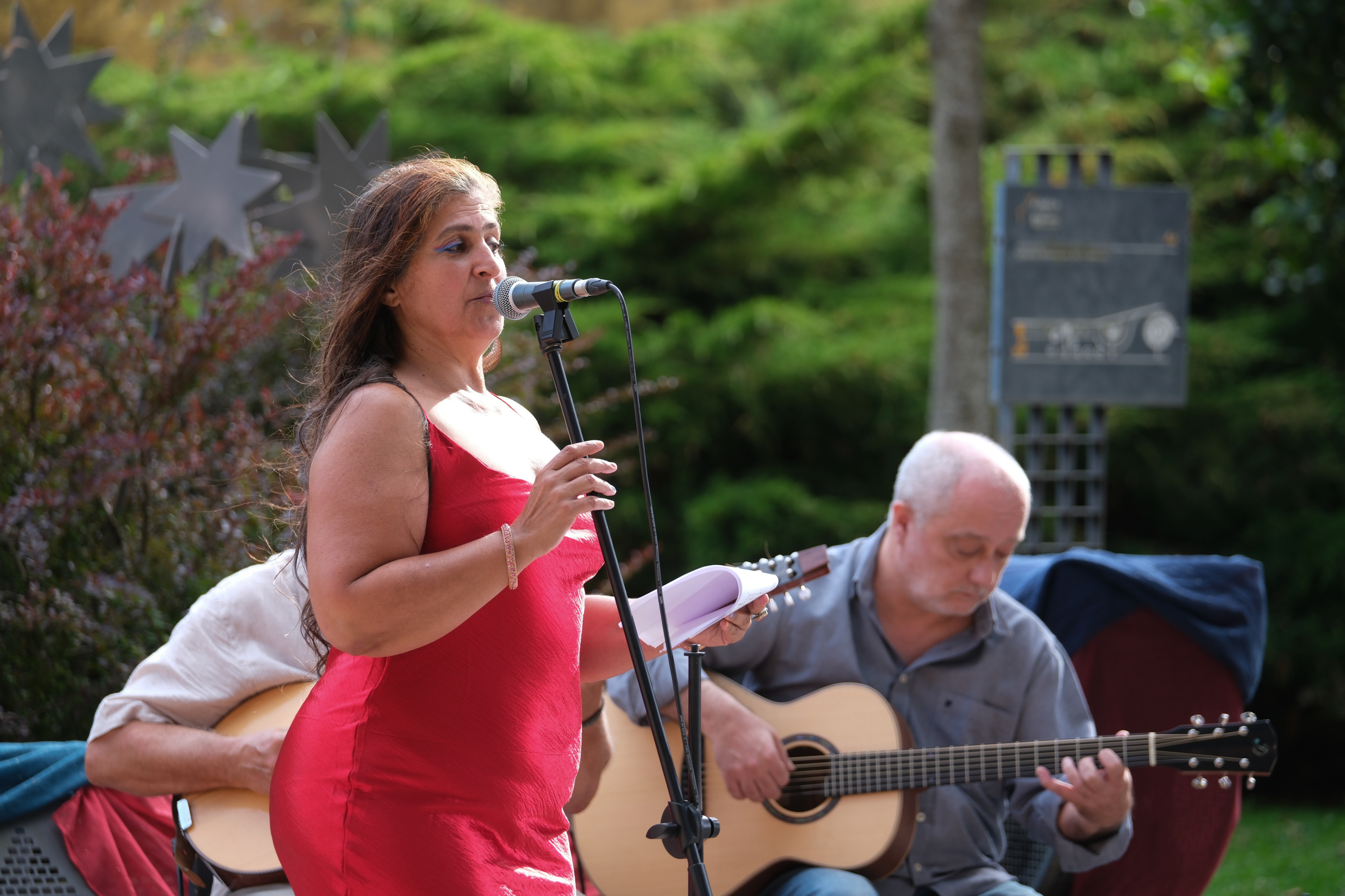 senhora a cantar