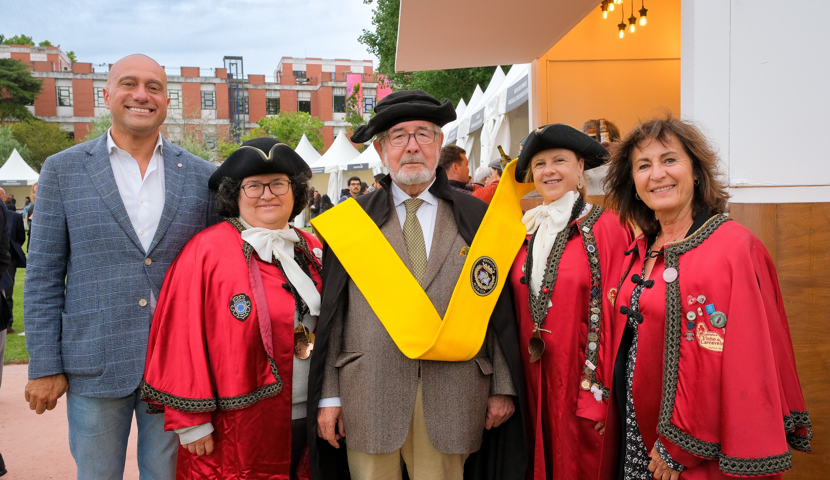 O presidente Isaltino Morais acompanhado por comitiva