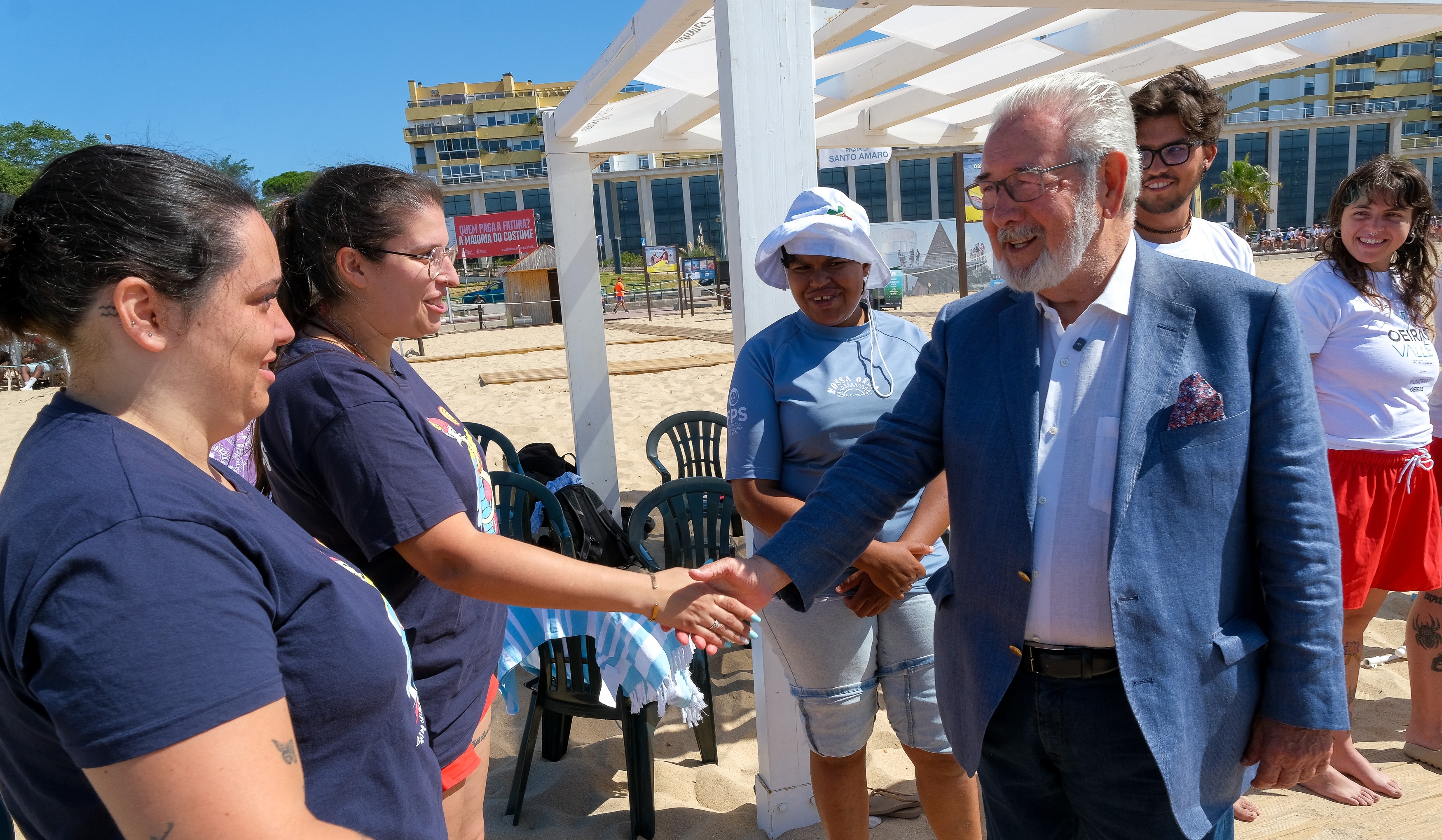 O Presidente Isaltino Morais a cumprimentar as equipas de apoio