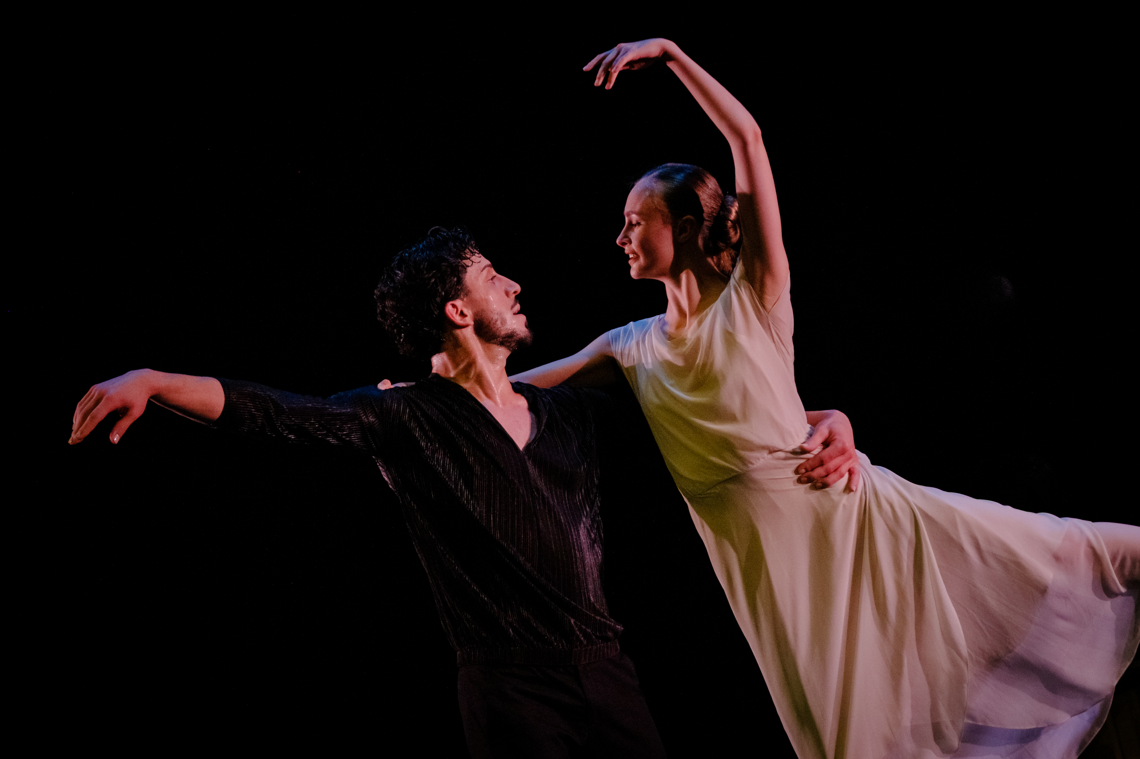 Um casal de bailarinos a dançar 