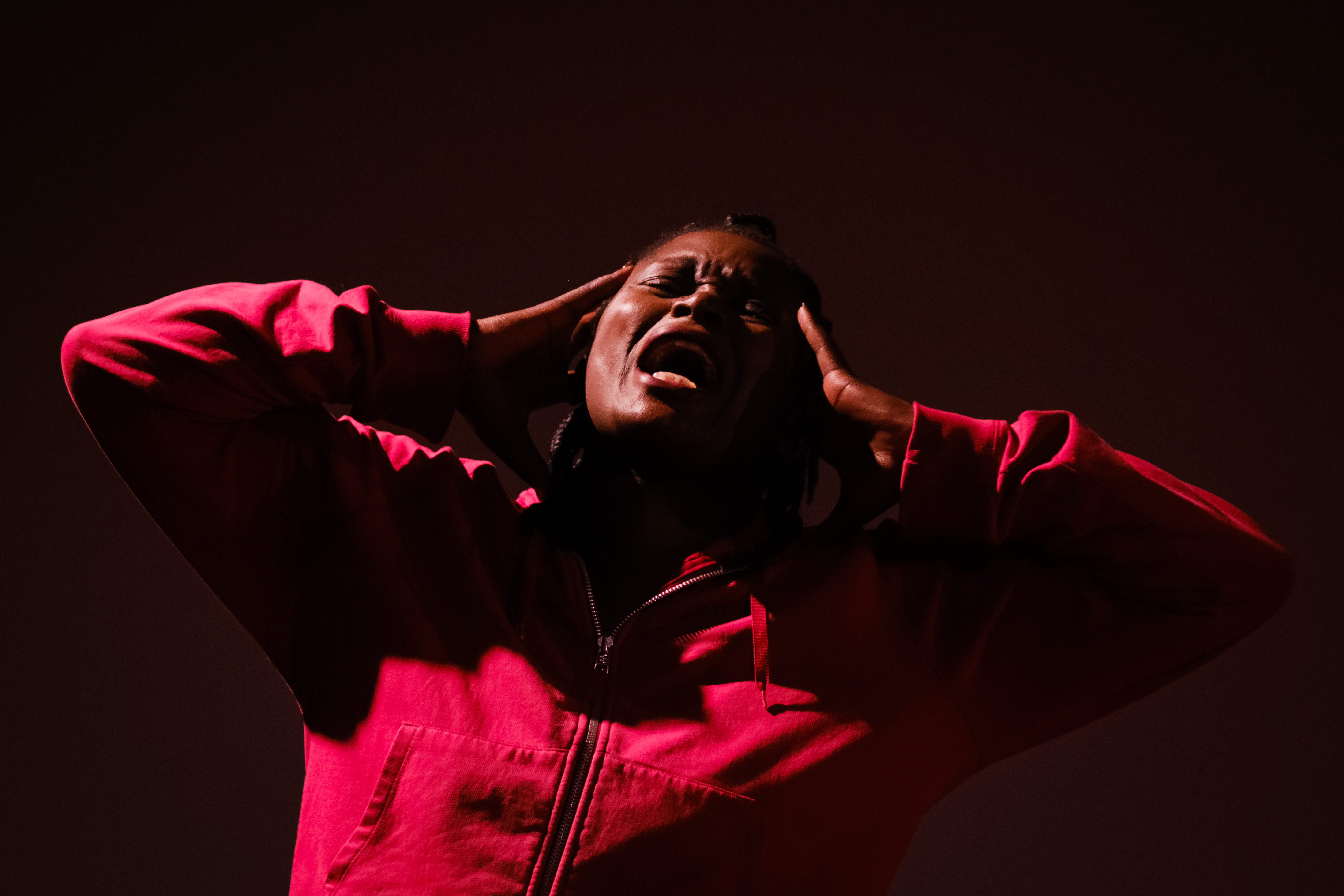 mulher a gritar e a segurar a cabeça