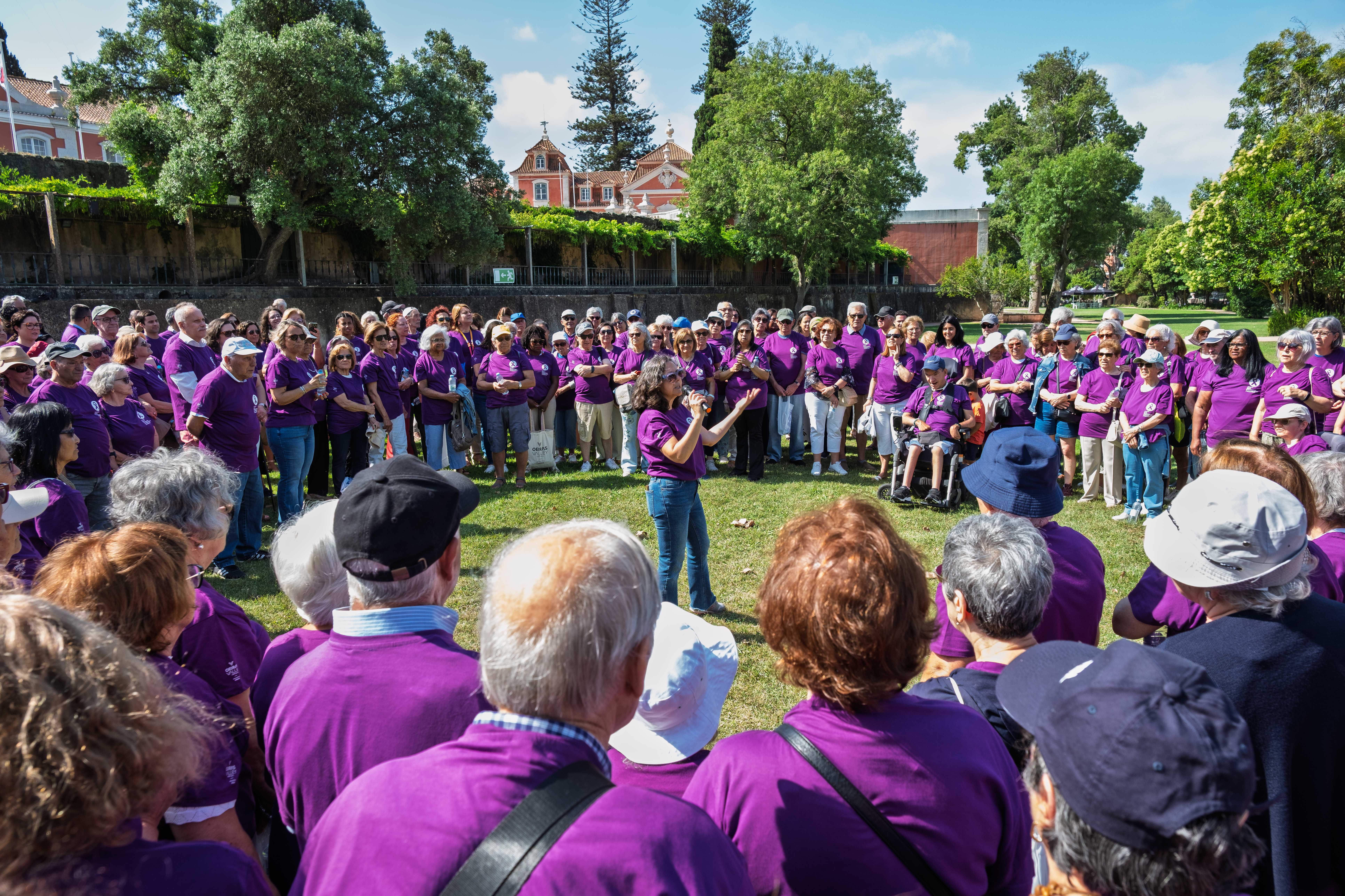 grupo de pessoas reunidas em círculo nos Jardins do Palácio Marquês de Pombal