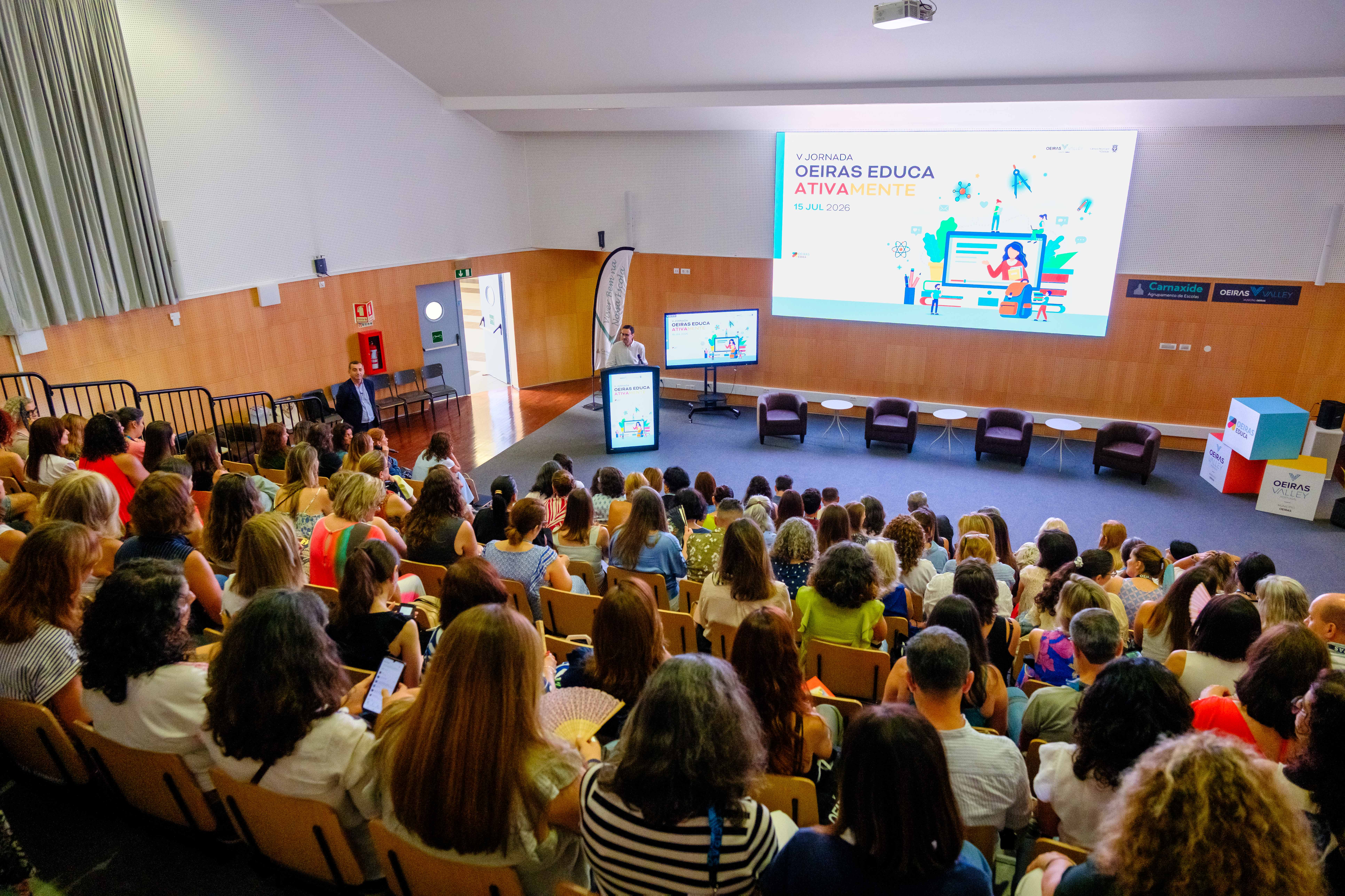 Auditório com plateia repleta na Escola Secundária Camilo Castelo Branco