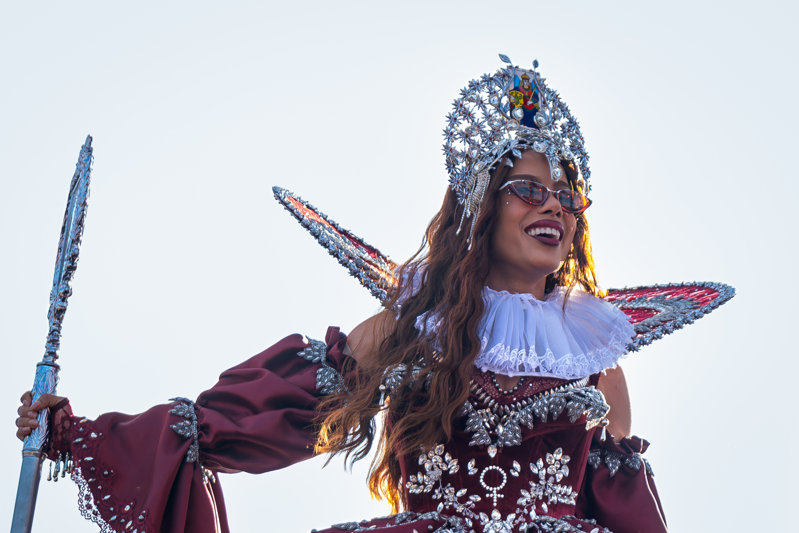 Anitta no palco a sorrir