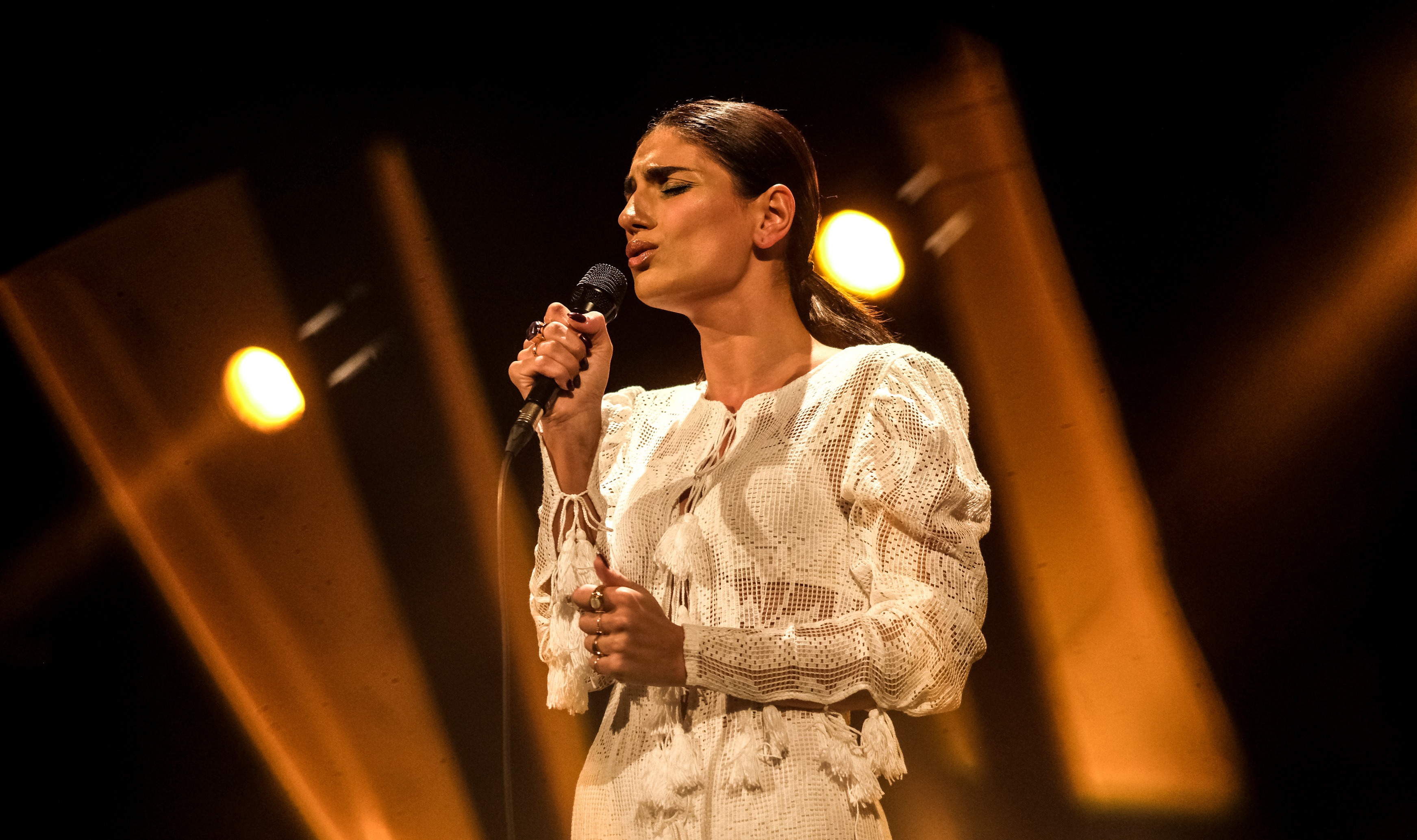 A cantora Diana Vilarinho a cantar no palco do Auditório Municipal Ruy de Carvalho