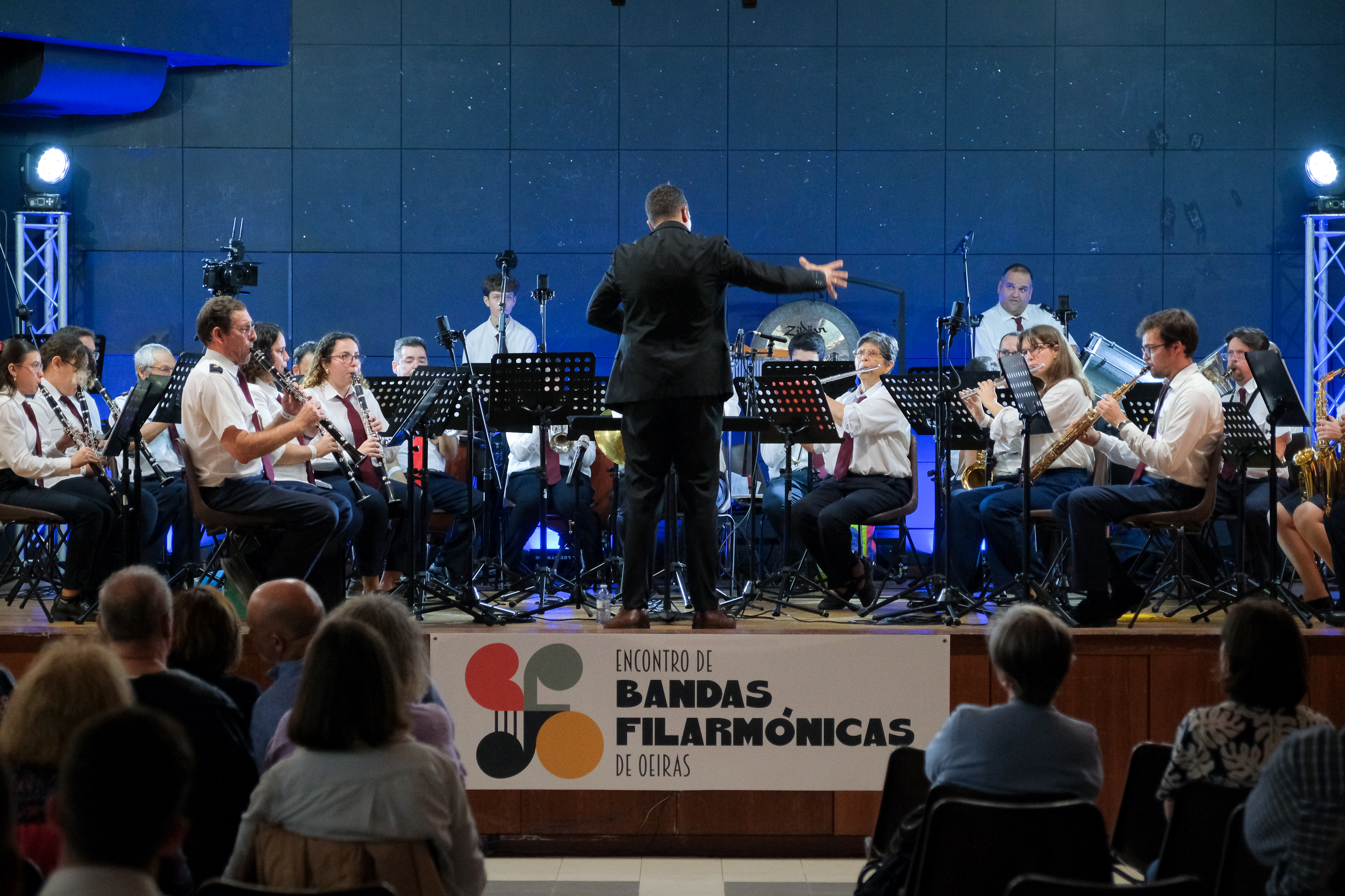 No palco do Centro Cívico de Carnaxide um maestro dirige os músicos