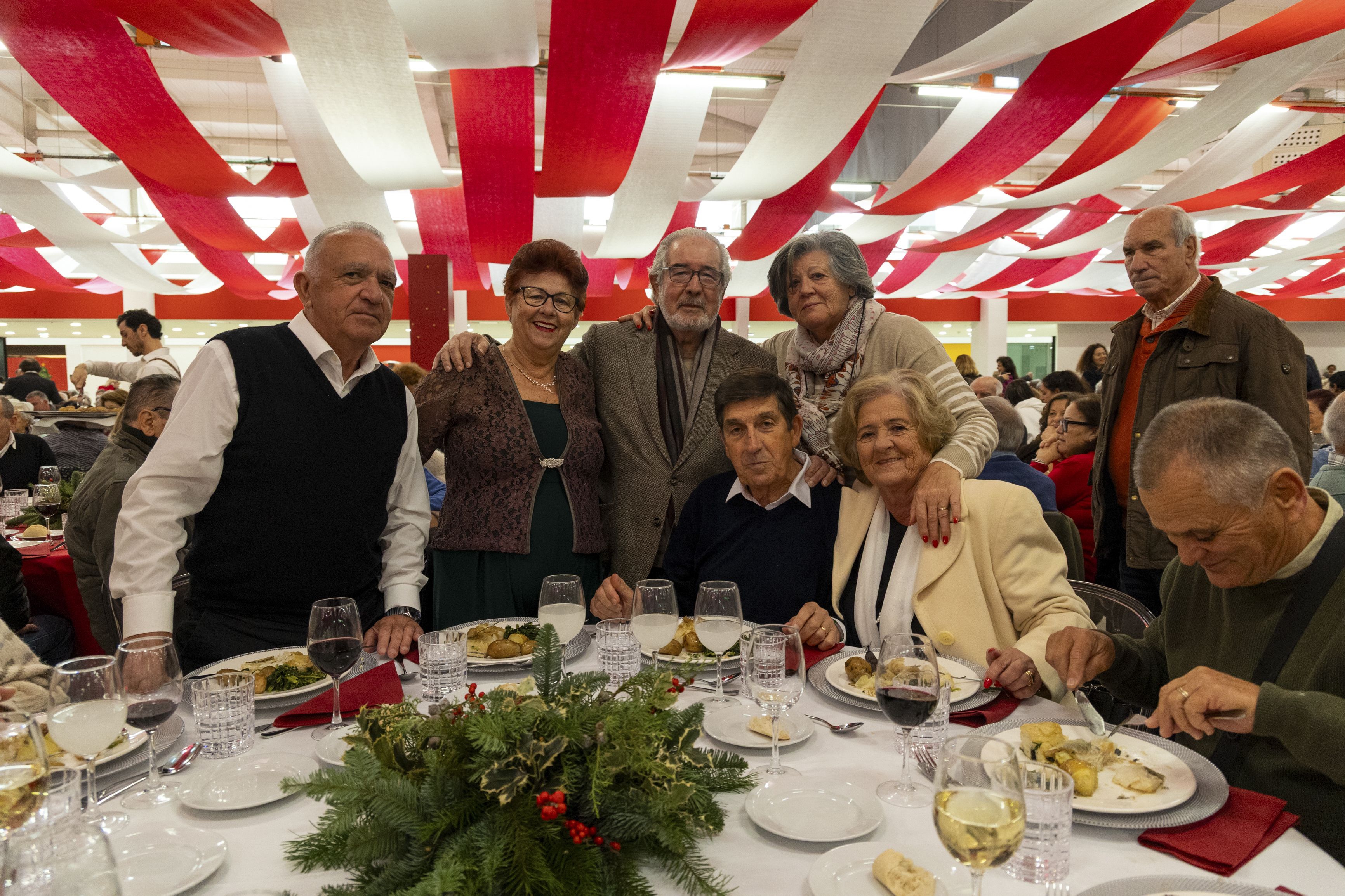 Presidente da câmara à mesa com participantes do almoço sénior