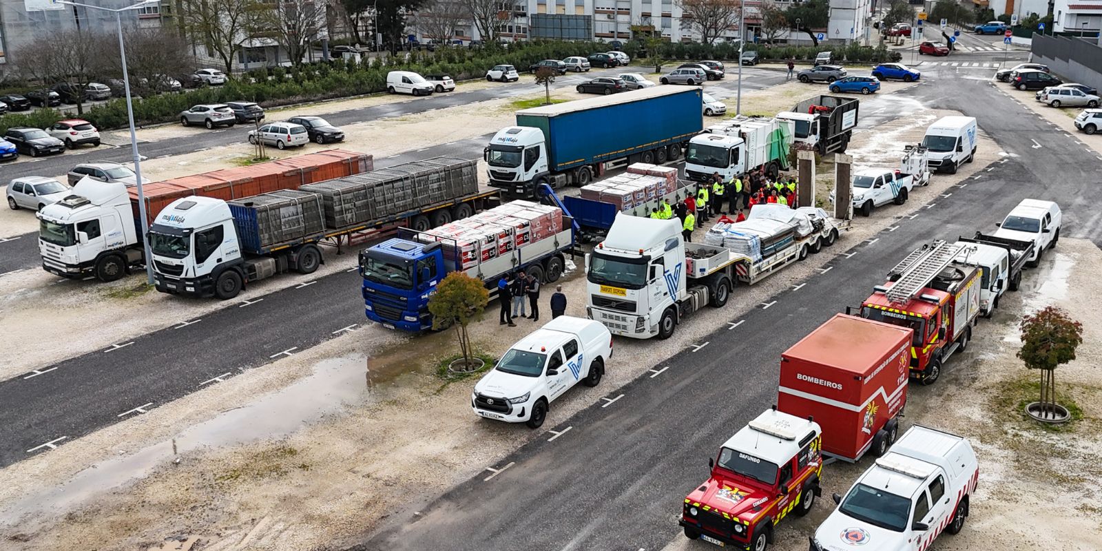 imagem de vários carros que transportam os materiais e os recursos humanos 