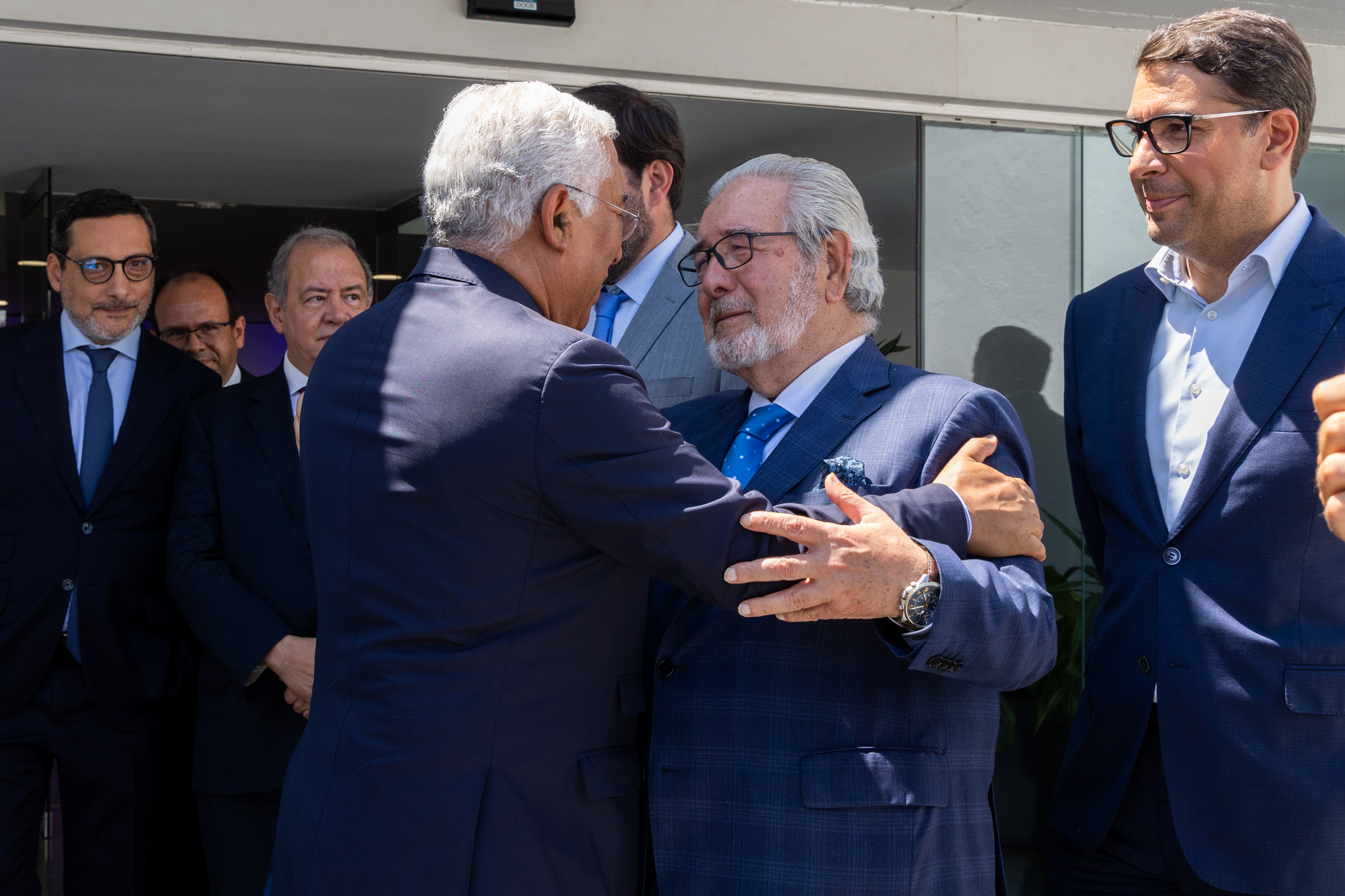 Abraço entre Isaltino Morais e António Costa na visita à Fábrica