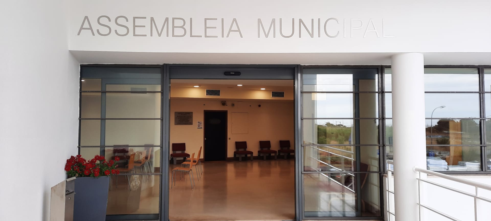 Entrada do edifício da Biblioteca Municipal e Assembleia Municipal de Oeiras