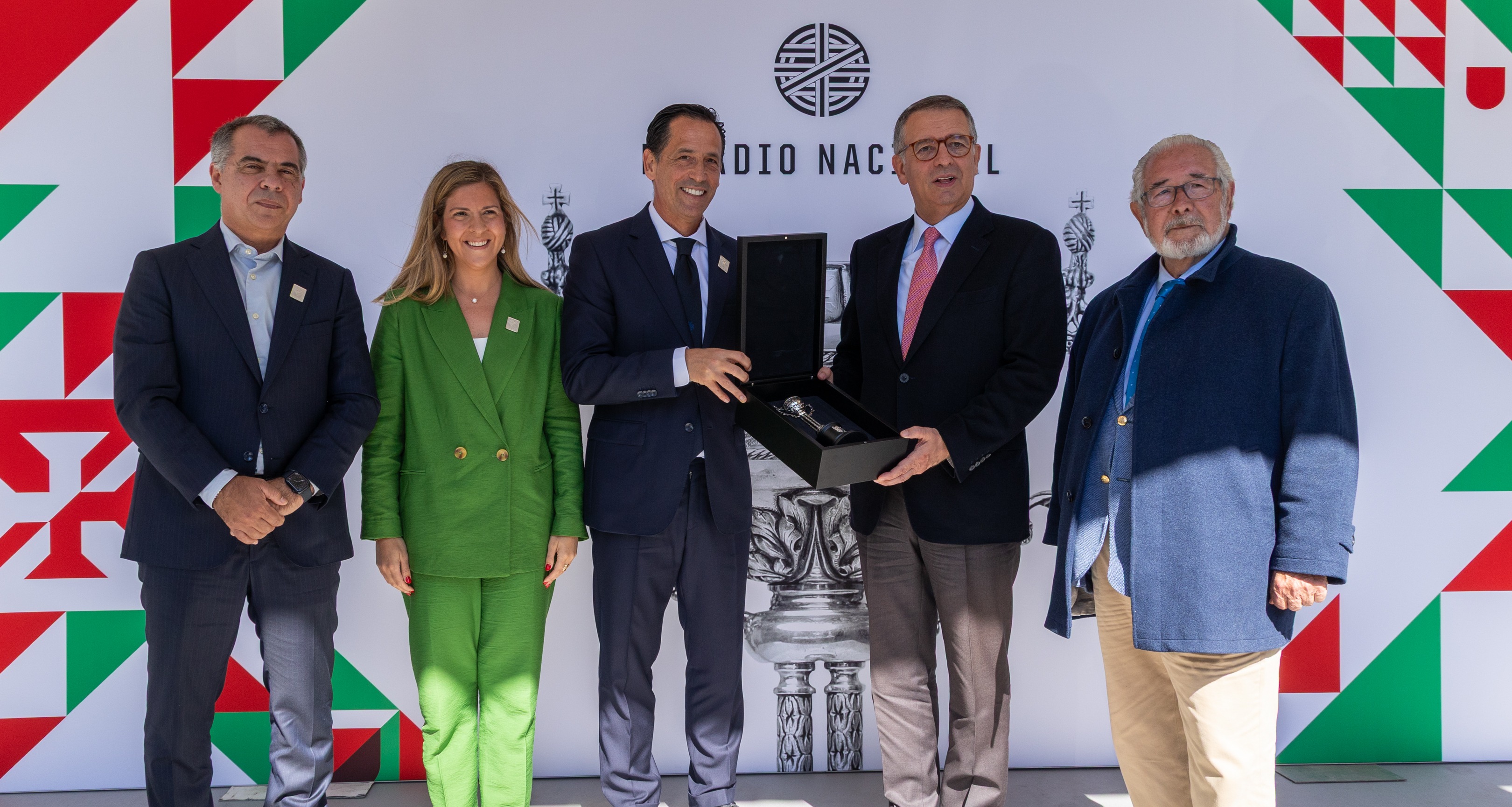 Na fotografia o Presidente da Câmara Municipal de Oeiras, Isaltino Morais, o Presidente da República, António José Seguro, a Ministra da Cultura, Juventude e Desporto, Margarida Balseiro Lopes, do Secretário de Estado do Desporto, Pedro Dias, e o presidente da Federação Portuguesa de Futebol, Pedro Proença