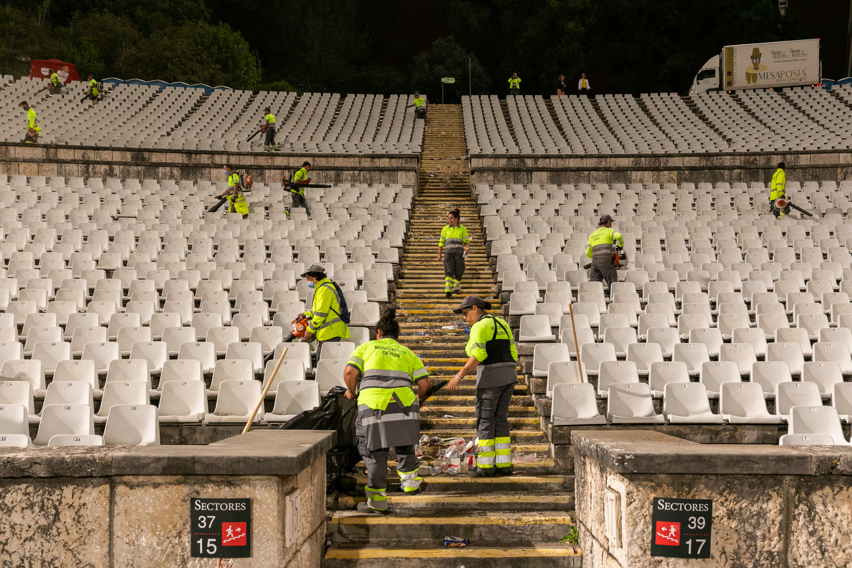 Funcionários a limpar o Estádio Nacional do Jamor