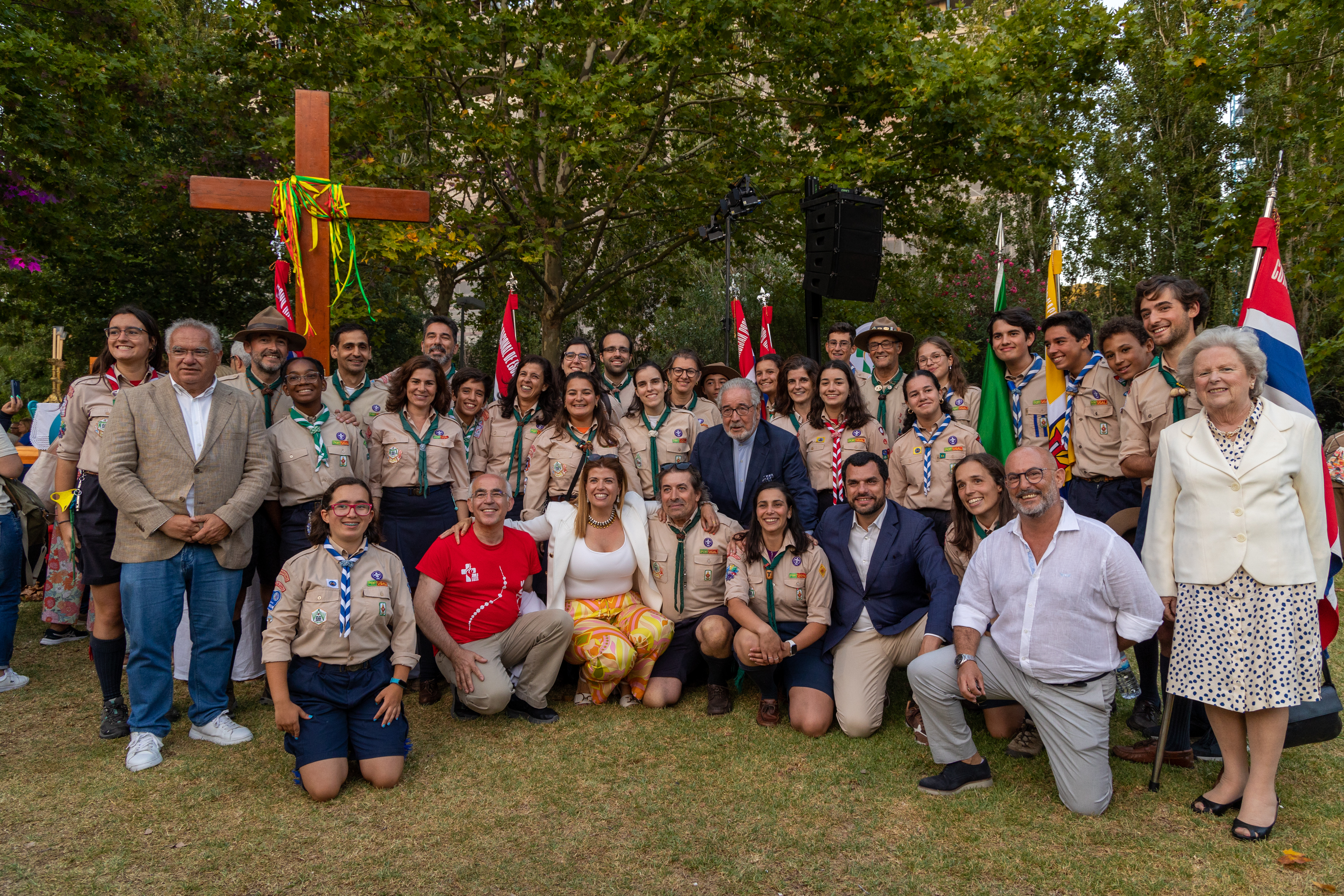 Jovens, presidente e membros junto a um dos símbolos da Jornada Mundial da Juventude