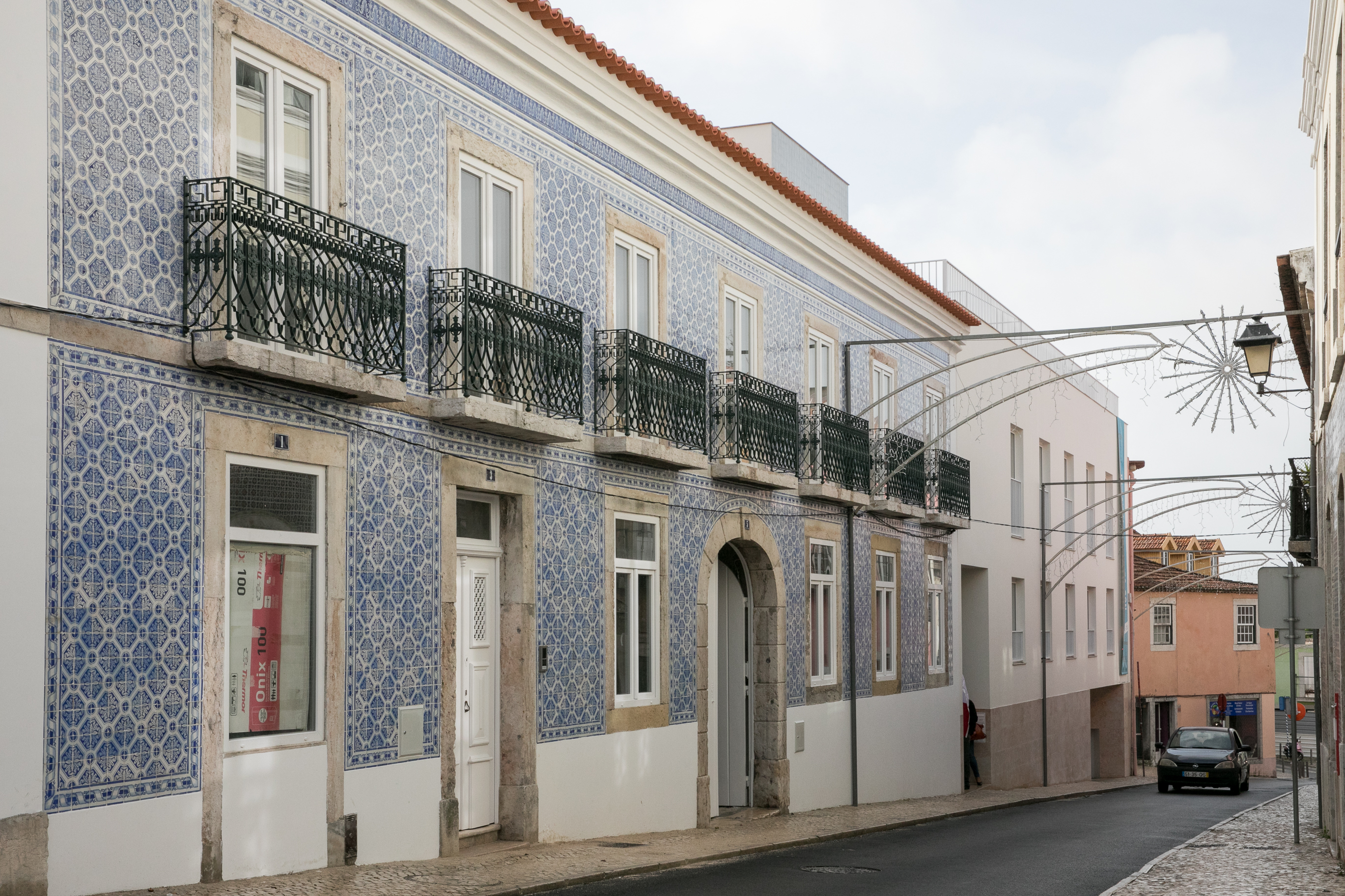 Edifício de azulejos na Rua Marquês de Pombal em Oeiras