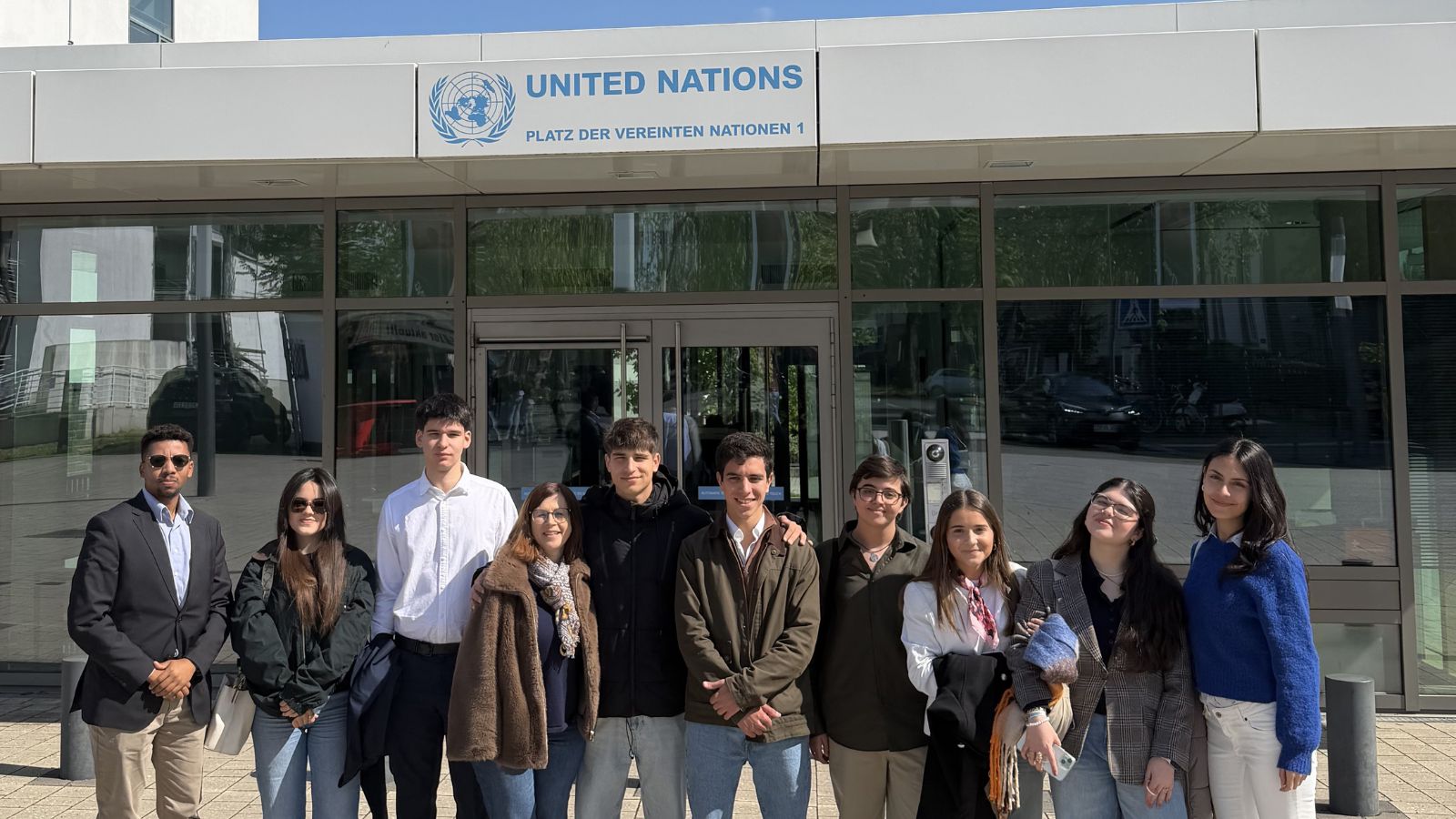 jovens sorridentes numa varanda em Bona