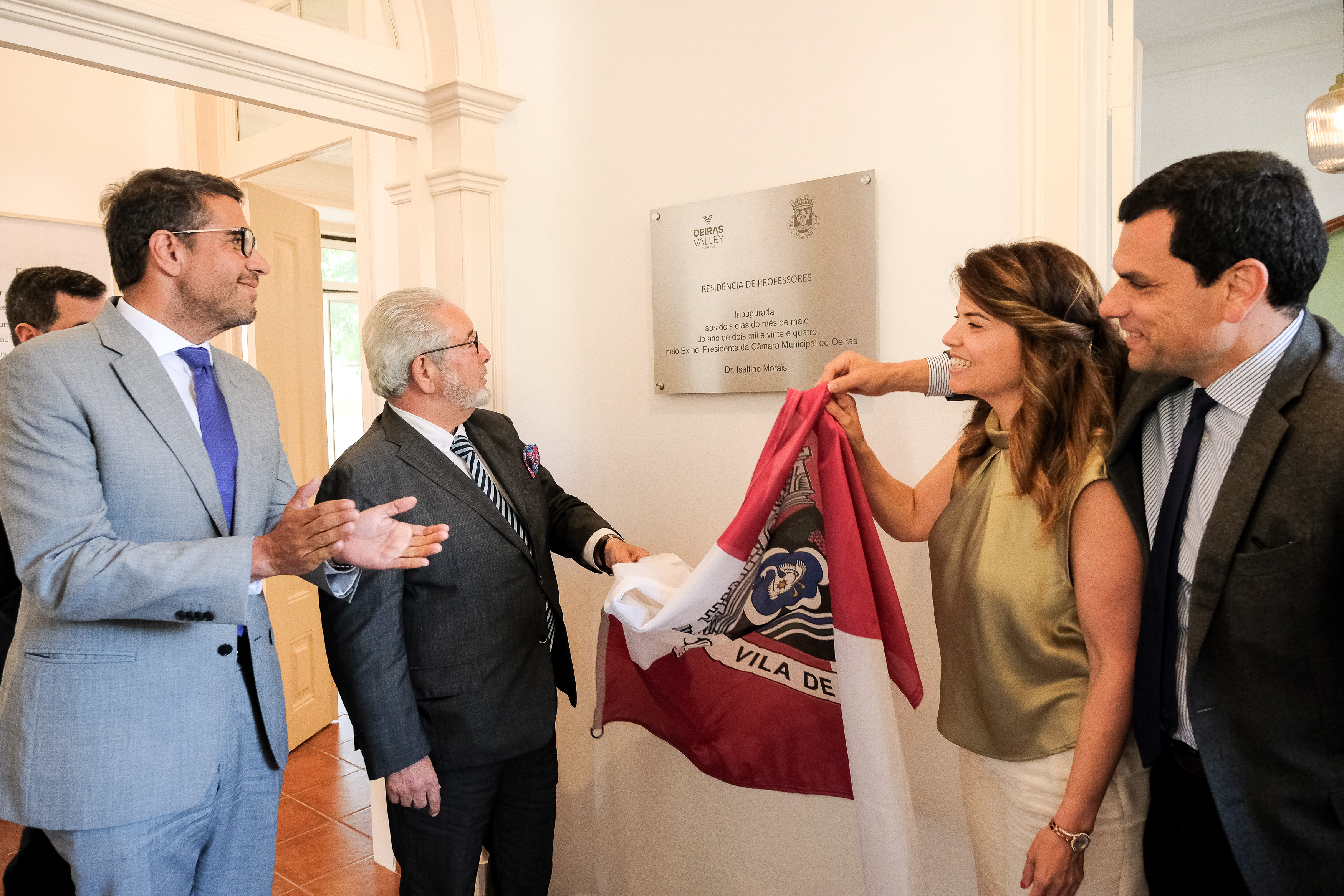 Presidente da Cmo e Executivo Municipal a descerrar a placa de inauguração