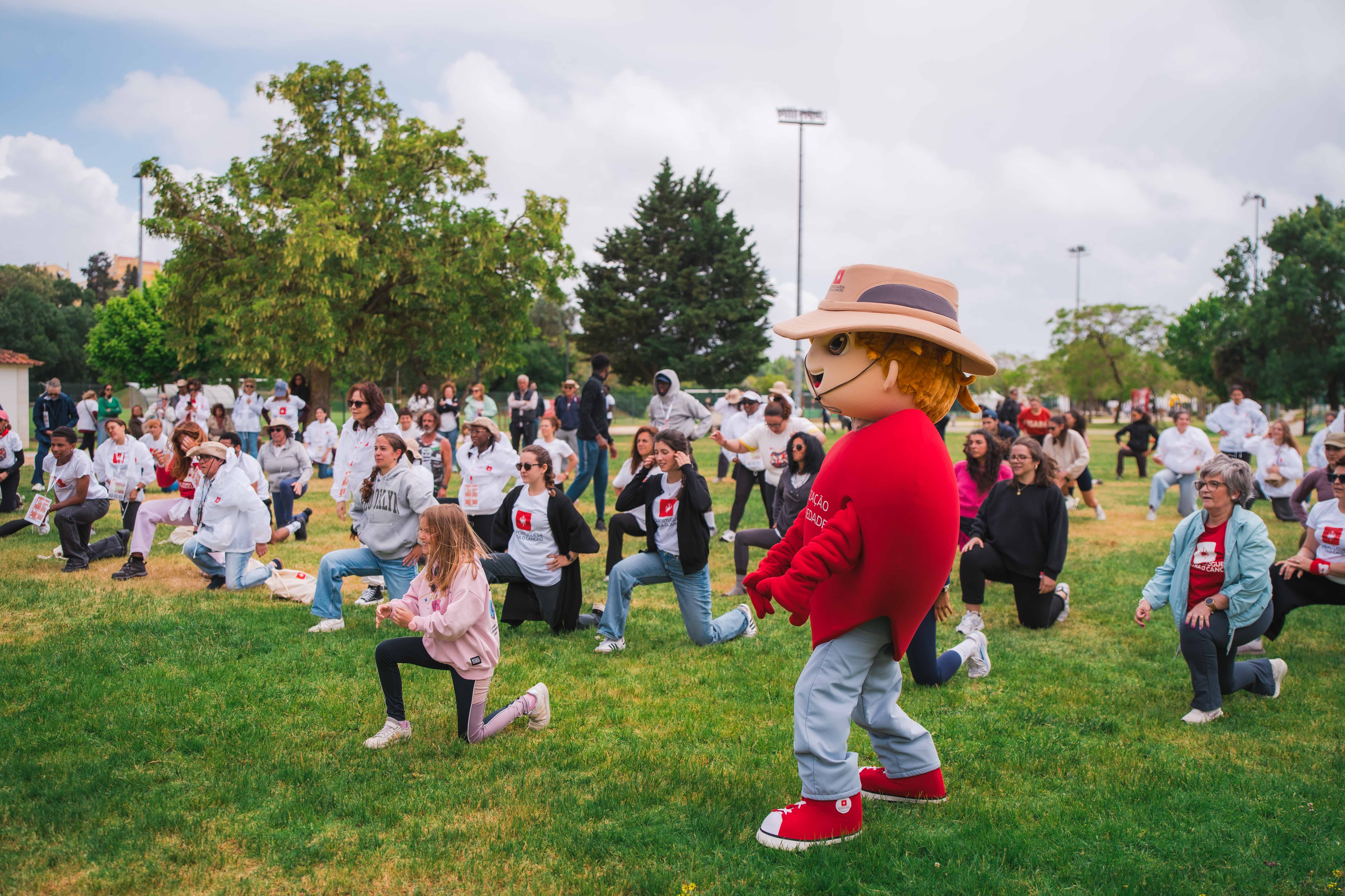 Foto do evento com mascote LPCC