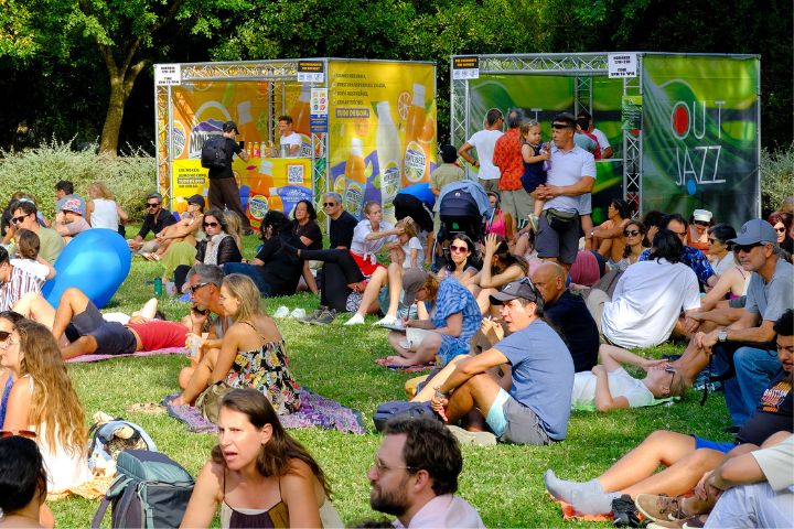 grupo de pessoas no relvado do Jardim da Quinta Real de Caxias