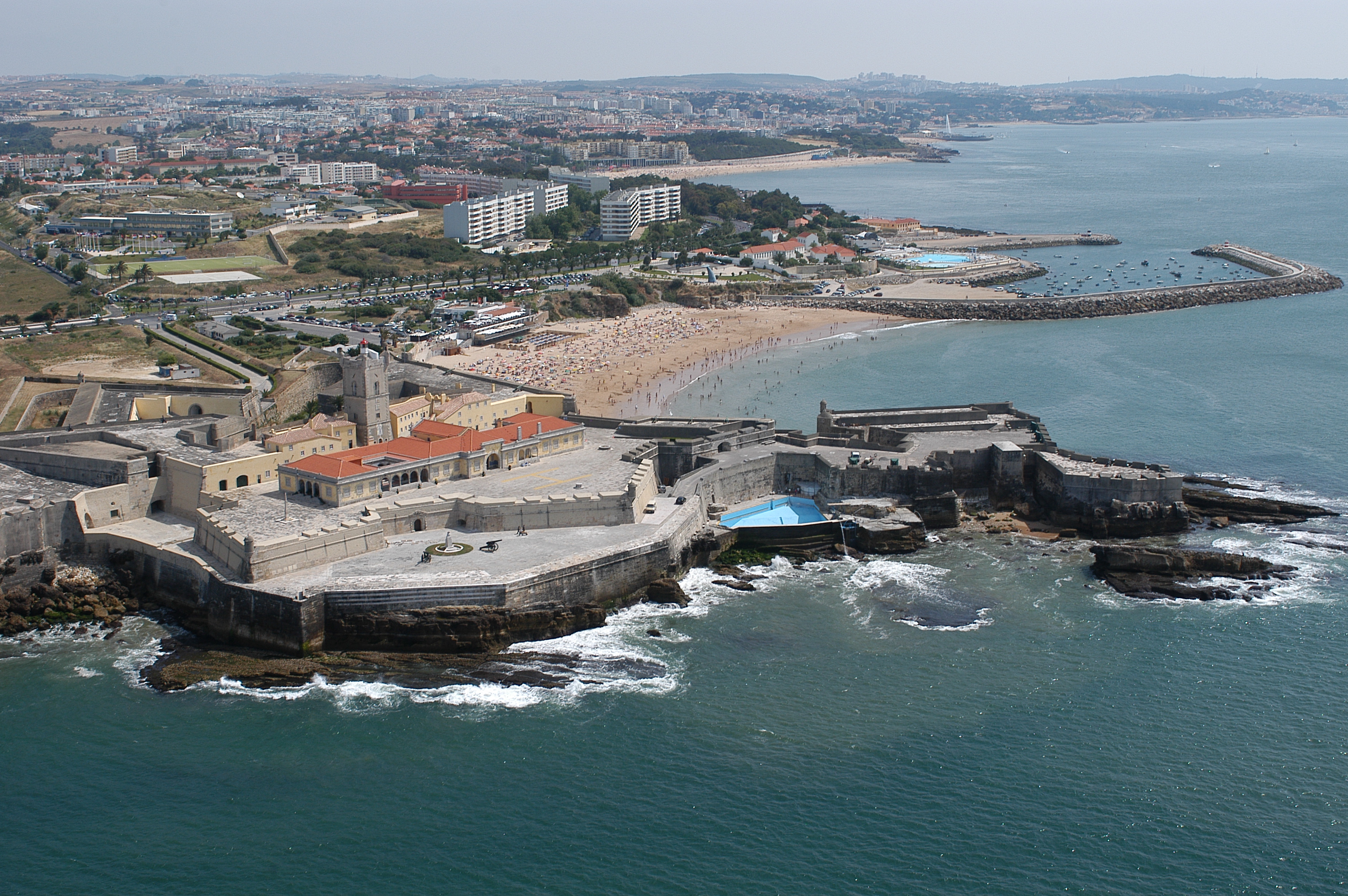 Imagem aerea do Forte São Julião da Barra e praia 