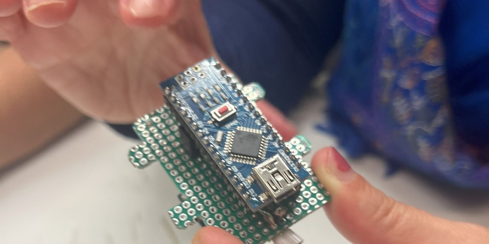 mãos a segurar um dispositivo eletrónico