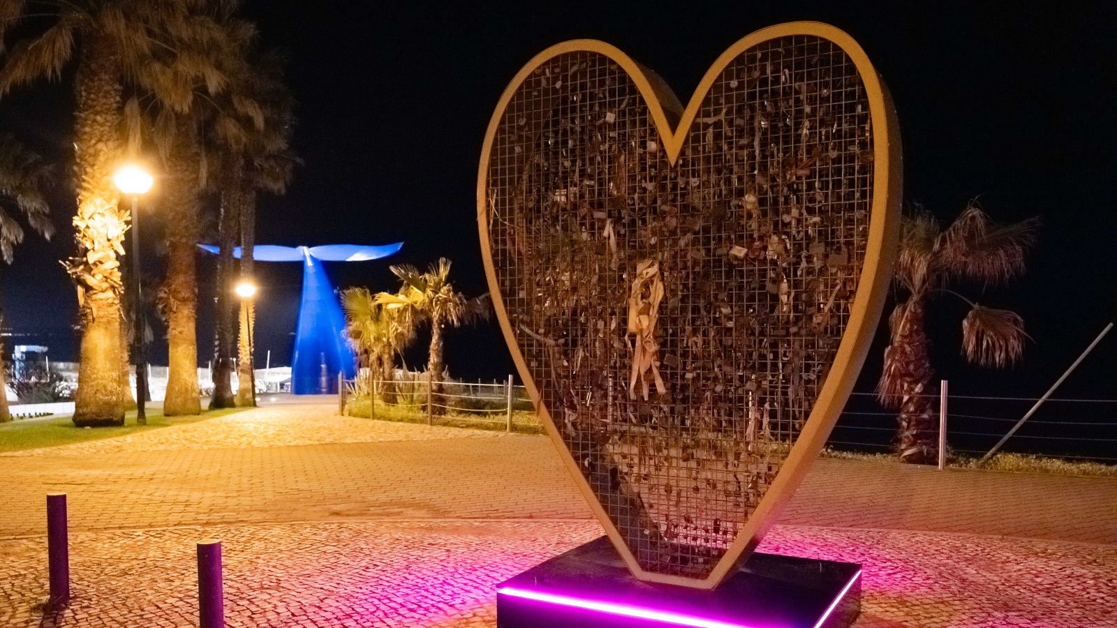 Coração dos Afetos na Marina de Oeiras iluminado a cor de rosa