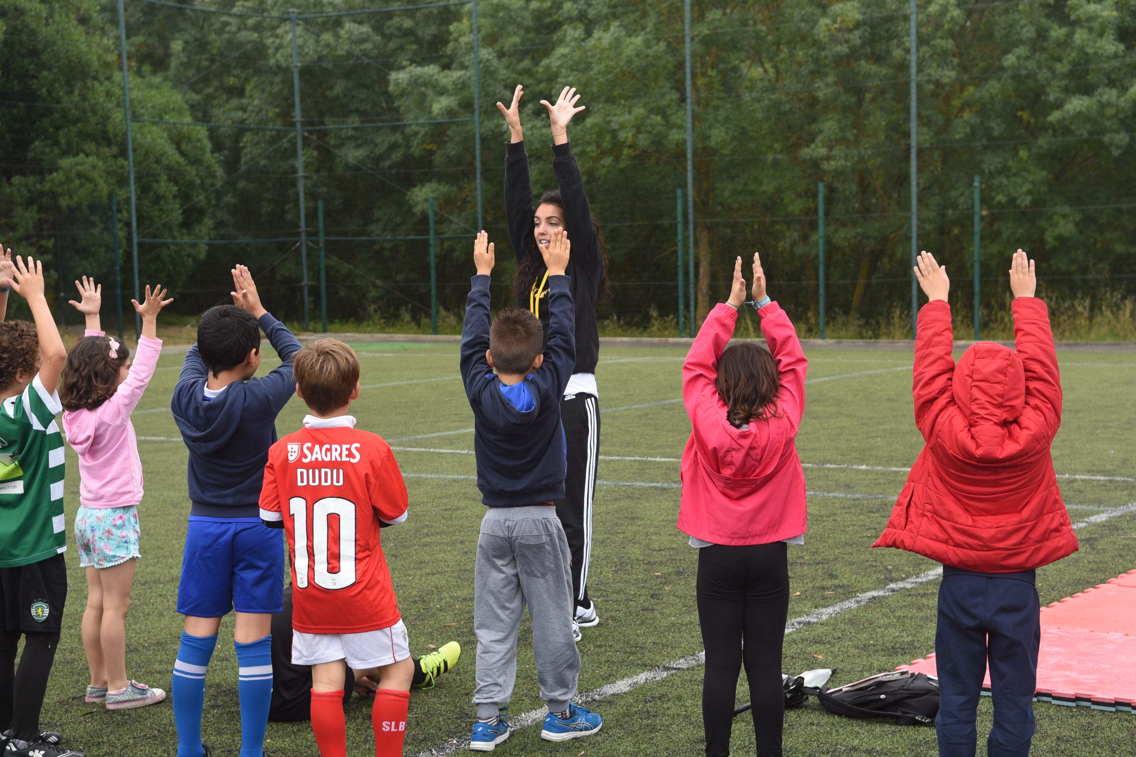 Crianças e monitora a praticar desporto
